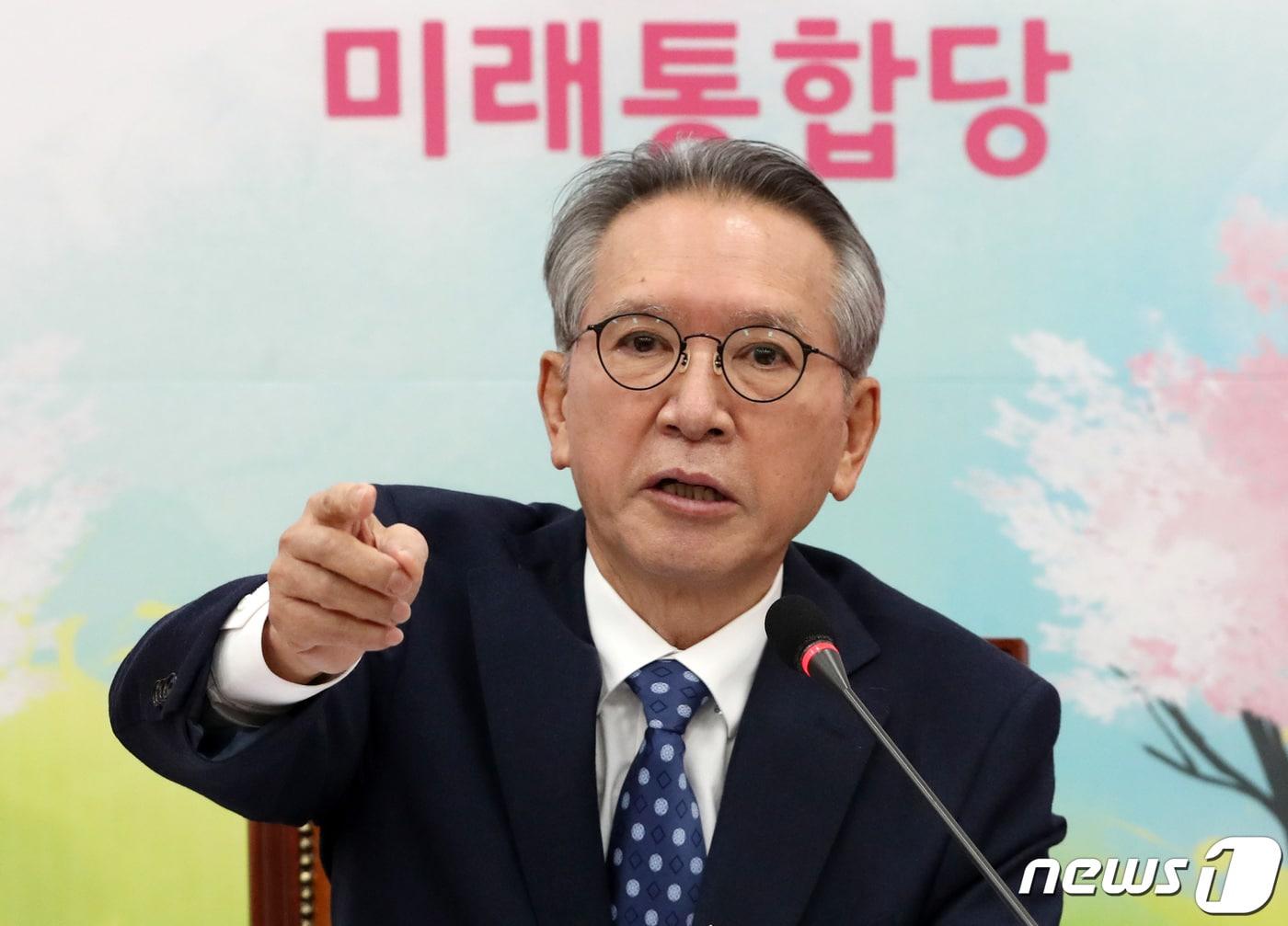 본문 이미지 - 김형오 미래통합당 공천관리위원장이 5일 오후 서울 여의도 국회에서 공관위 공천 심사결과를 발표하고 있다. 2020.3.5/뉴스1 ⓒ News1 박세연 기자