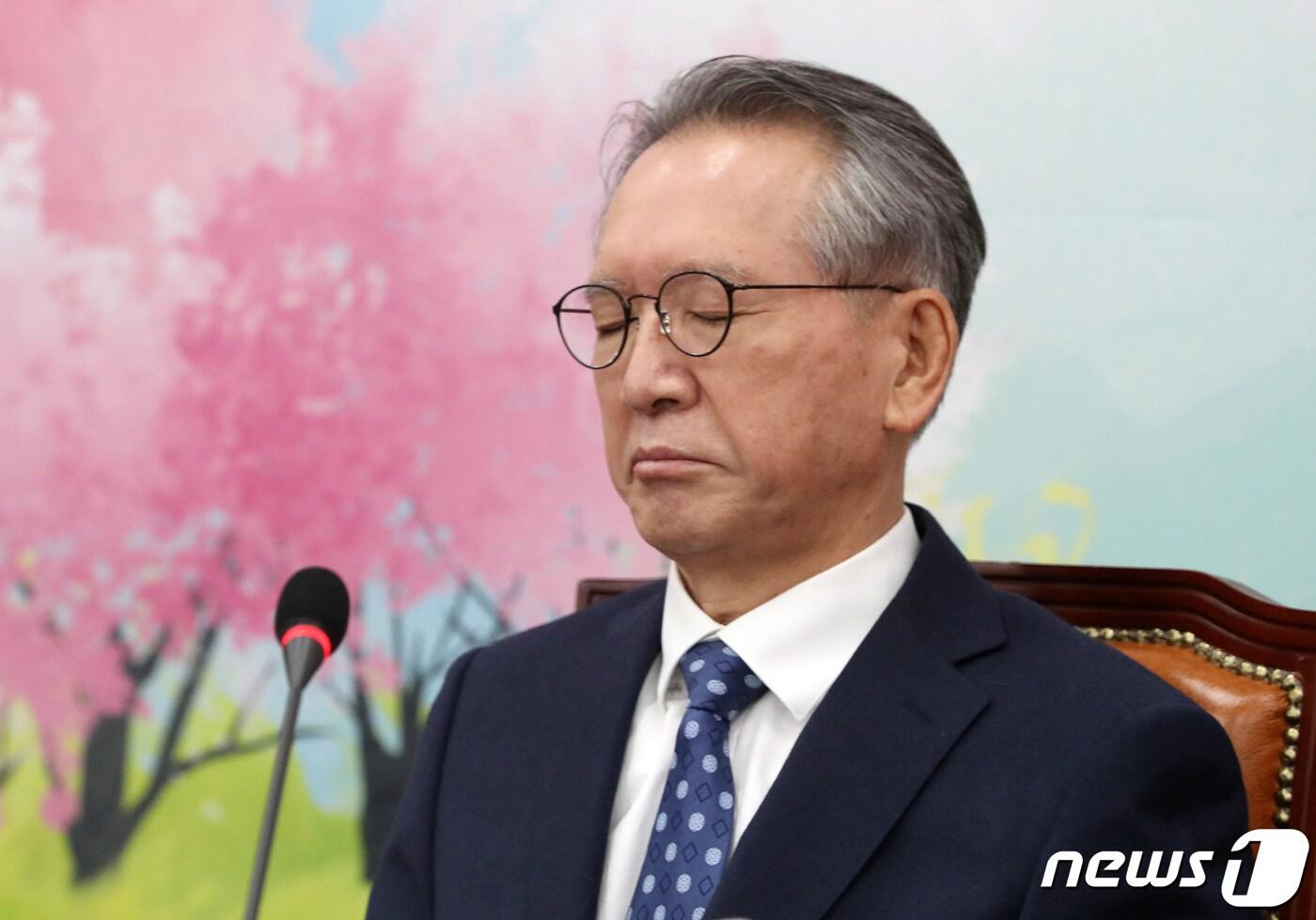 본문 이미지 - 김형오 미래통합당 공천관리위원장이 5일 오후 서울 여의도 국회에서 공관위 공천 심사결과를 발표 전 눈을 감고 생각에 잠겨 있다. 2020.3.5/뉴스1 ⓒ News1 박세연 기자
