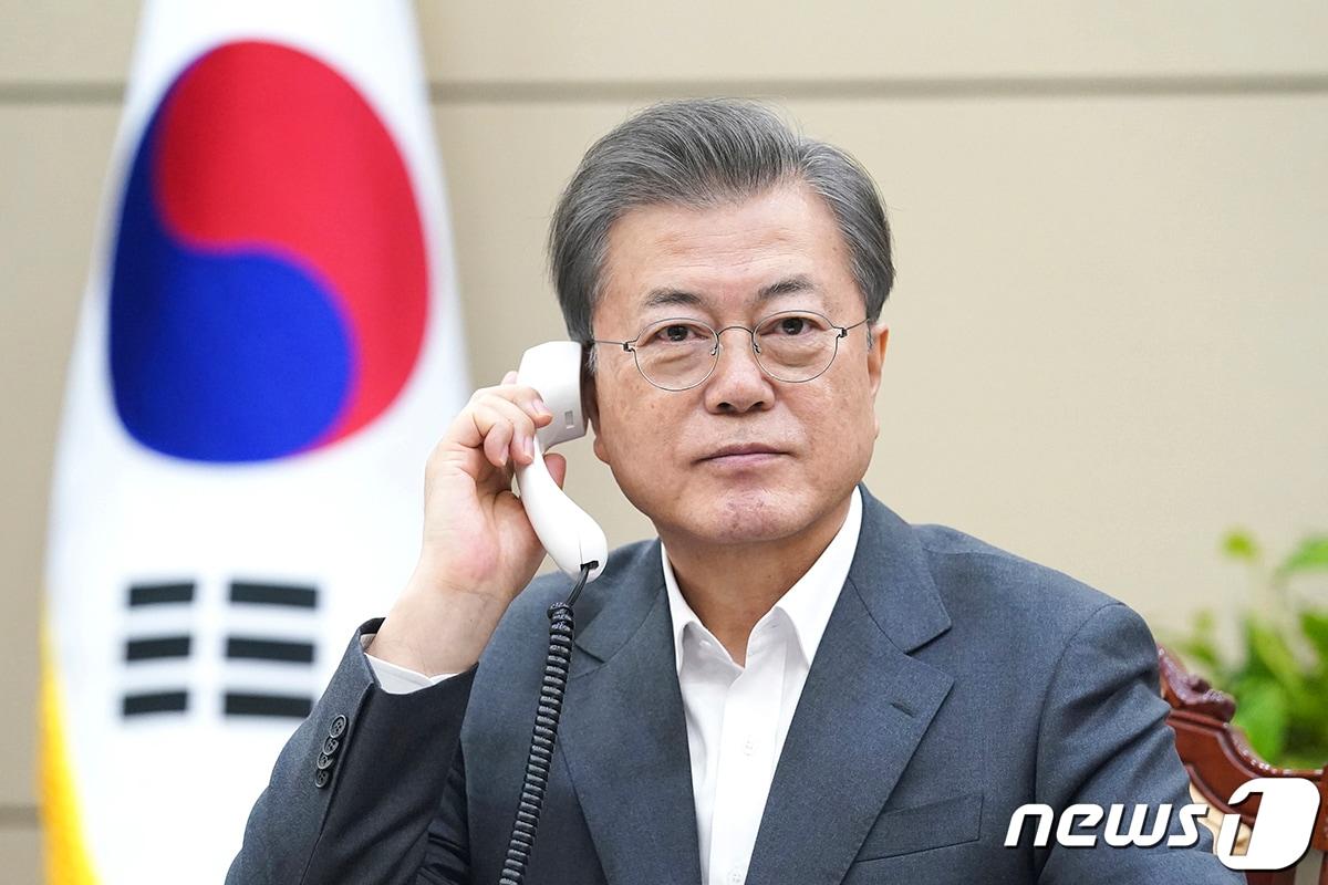 본문 이미지 - 문재인 대통령이 5일 오후 청와대 여민관에서 모하메드 빈 자이드 알 나흐얀 아부다비 아랍에미리트(UAE)왕세제와 전화 통화를 하고 있다. (청와대 제공) 2020.3.5/뉴스1