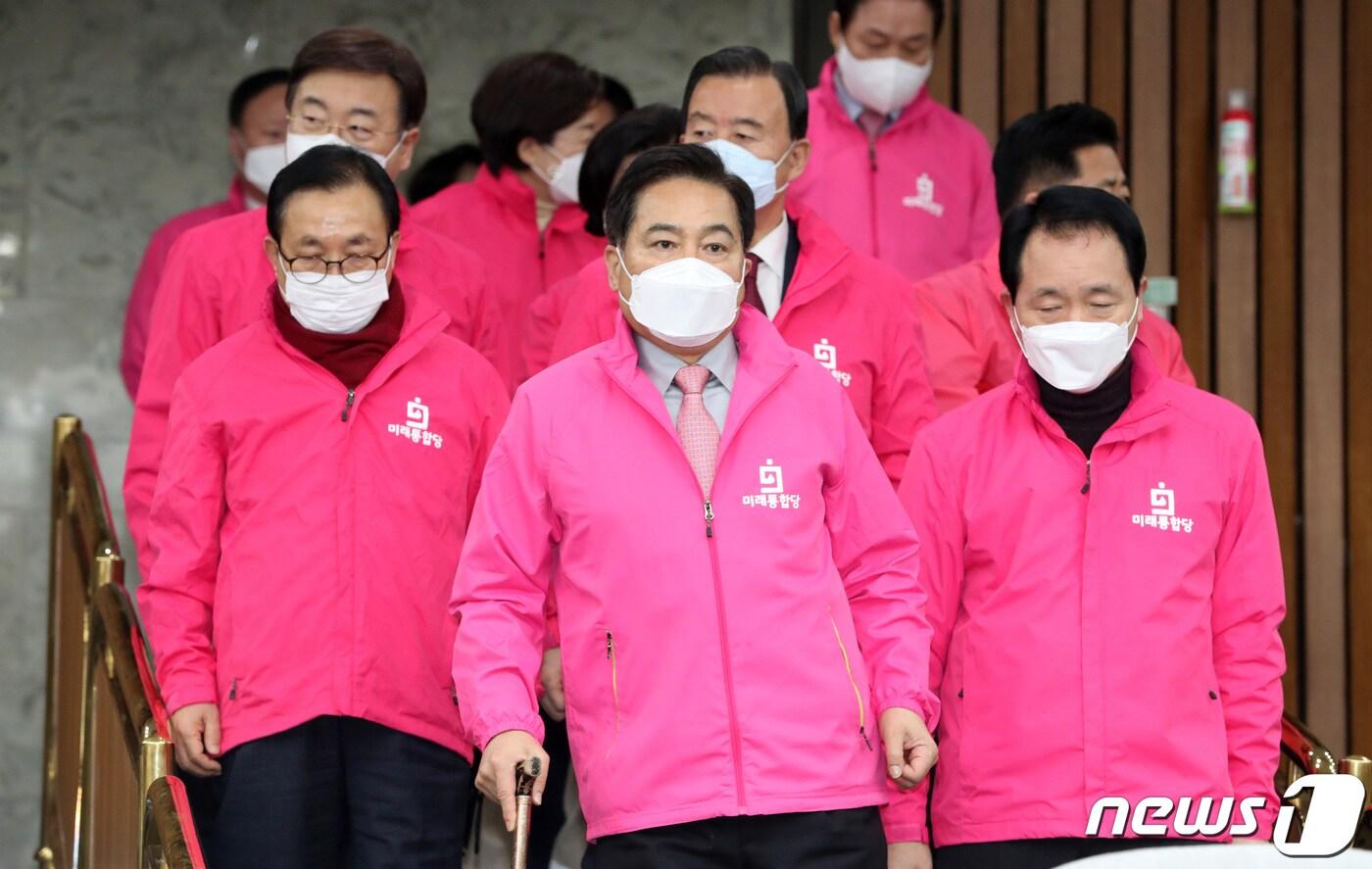 심재철 미래통합당 원내대표가 6일 오전 서울 여의도 국회에서 열린 원내대책회의에 참석하고 있다. 심 원내대표는 "코로나19로 한국인 입국금지가 늘어나고 있다. 중국 눈치 보다 코리아 포비아가 확산됐다＂고 밝혔다. 2020.3.6/뉴스1 ⓒ News1 박세연 기자