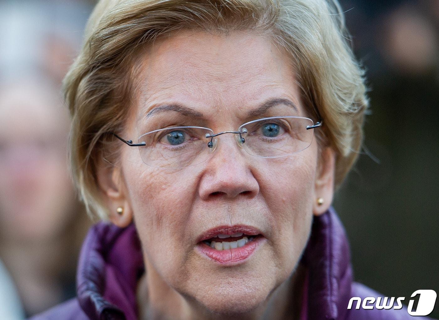 본문 이미지 - 엘리자베스 워런 미국 상원의원이 5일(현지시간) 매사추세츠주 케임브리지의 자택 앞에서 취재진과 만나 민주당 대선 경선 포기를 밝히고 있다. ⓒ AFP=뉴스1 ⓒ News1 우동명 기자