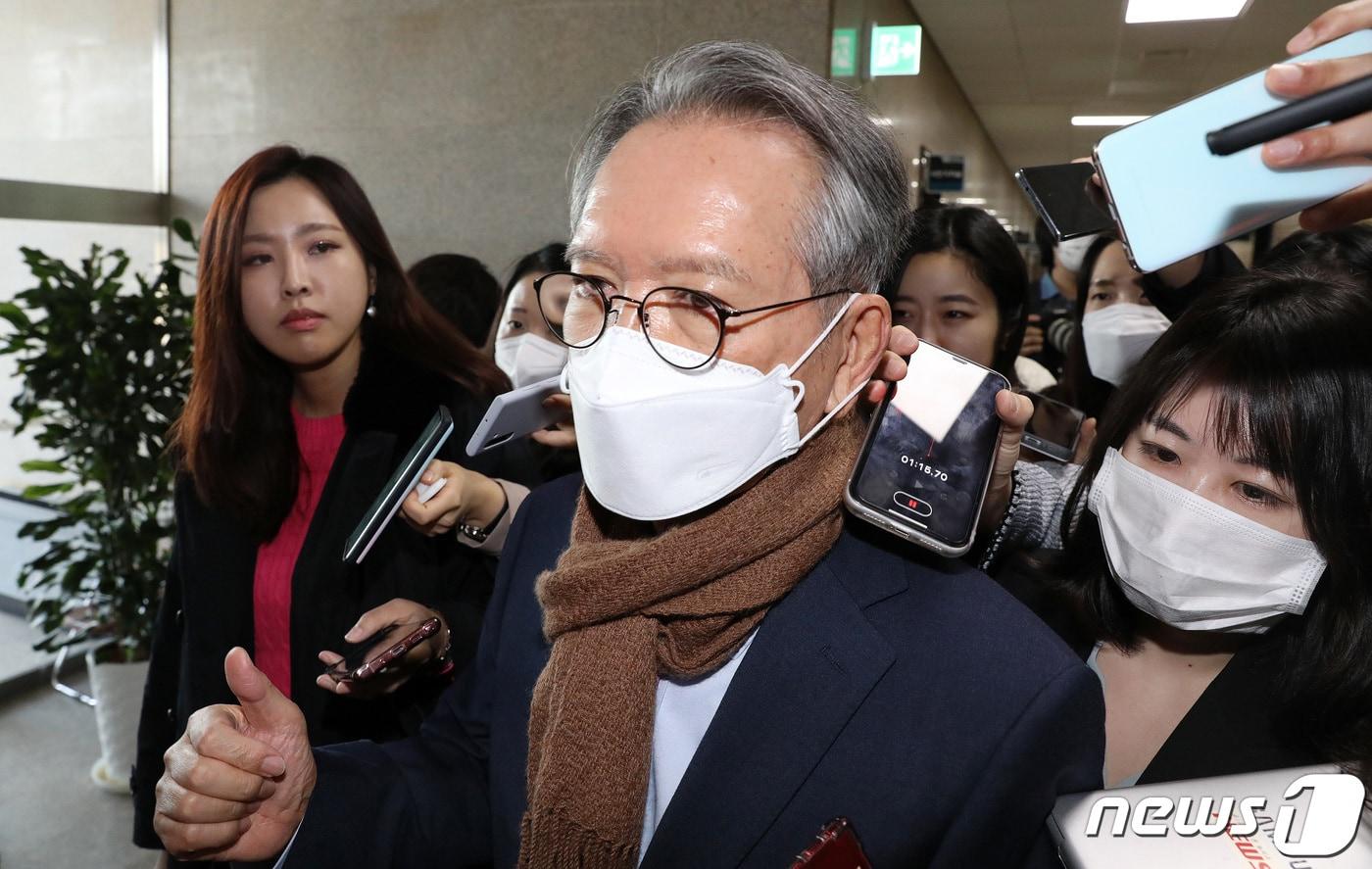 본문 이미지 - 김형오 미래통합당 공천관리위원장이 6일 오전 서울 여의도 국회에서 열린 공관위 회의에 참석하며 취재진 질문에 답하고 있다. 2020.3.6/뉴스1 ⓒ News1 박세연 기자