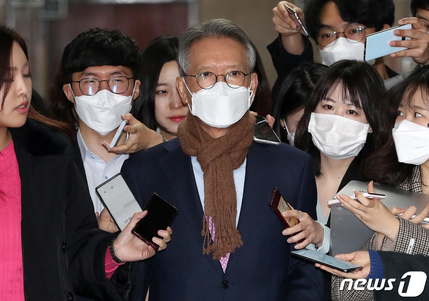 김형오 미래통합당 공천관리위원장이 6일 오전 서울 여의도 국회에서 열린 공관위 회의에 참석하며 취재진 질문에 답하고 있다. 2020.3.6/뉴스1 ⓒ News1 박세연 기자