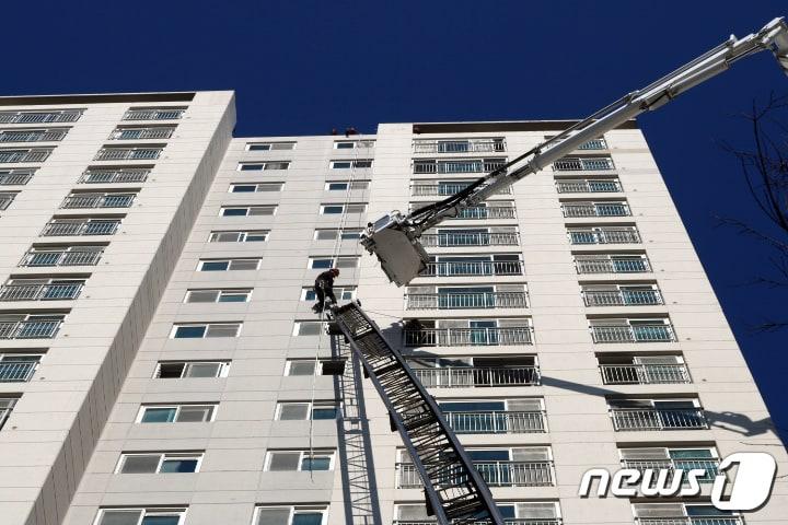 본문 이미지 - 사다리차 와이어가 끊어진 모습. 해당 기사 내용과는 무관. &#40;세종시소방본부 제공&#41; 2020.3.6/뉴스1 ⓒ News1 장수영 기자