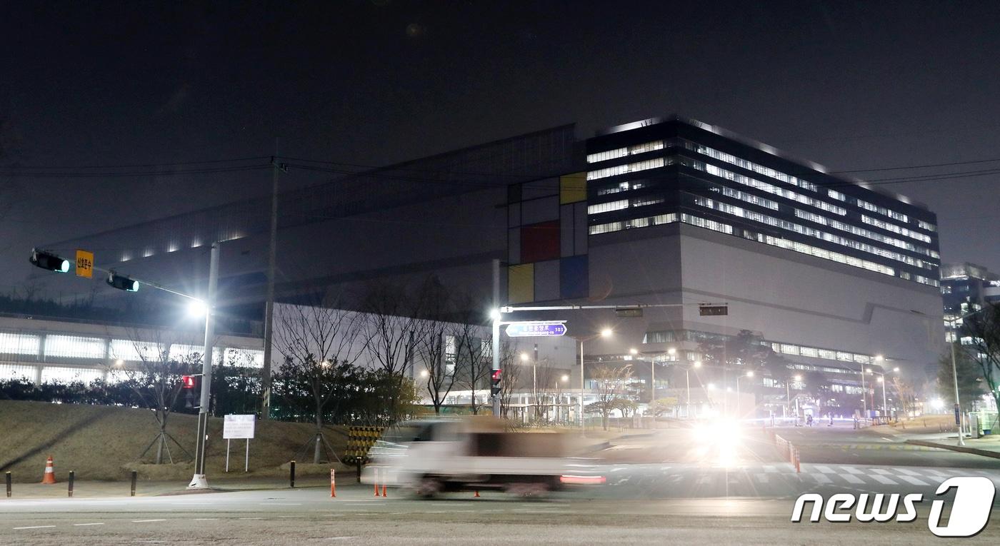 경기 화성시 삼성전자 반도체 공장에서 화재가 발생해 소방당국이 진화 작업을 벌였다. 9일 소방당국에 따르면 전날(8일) 오후 11시18분쯤 삼성전자 반도체 화성공장에서 불이 나 소방차 등 장비 32대와 대원 84명을 투입해 진화에 나섰고, 2시간여 뒤인 오전 1시26분 진화됐다. 불은 화성시 능동(산47-2번지) 이주자 택지 옆에 위치한 삼성반도체 그린2동에서 발생했다. 생산라인이 아닌 부대시설에서 불이 나 인명피해는 없는 것으로 확인됐다. 사진은 9일 새벽 경기 삼성전자 반도체 화성공장 전경. 2020.3.9/뉴스1 ⓒ News1 민경석 기자