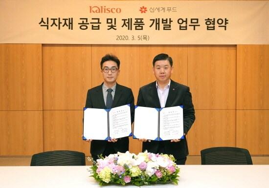 본문 이미지 - 지난 5일 서울 성동구 성수동 신세계푸드 본사에서 차기팔 캘리스코  C&D 본부장(왼쪽), 김태권 신세계푸드  식재유통총괄 수석이 '식자재 공급 및 제품 개발 업무 협약식'에서 기념촬영을 하고 있다.(사진제공=신세계푸드)ⓒ 뉴스1