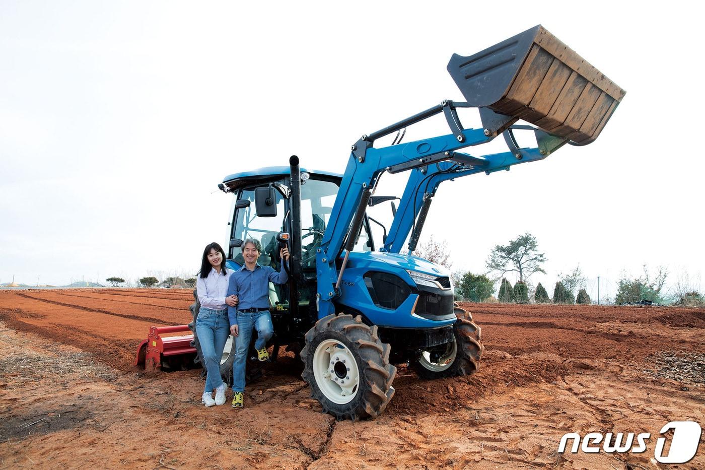 국내 최초 가변형 뒷차축 적용한 동급 최강 멀티 플레이어 트랙터 MT4로 로터리 작업을 끝내고 촬영하고 있다.(LS엠트론 제공)2020.03.09/뉴스1 ⓒ 뉴스1