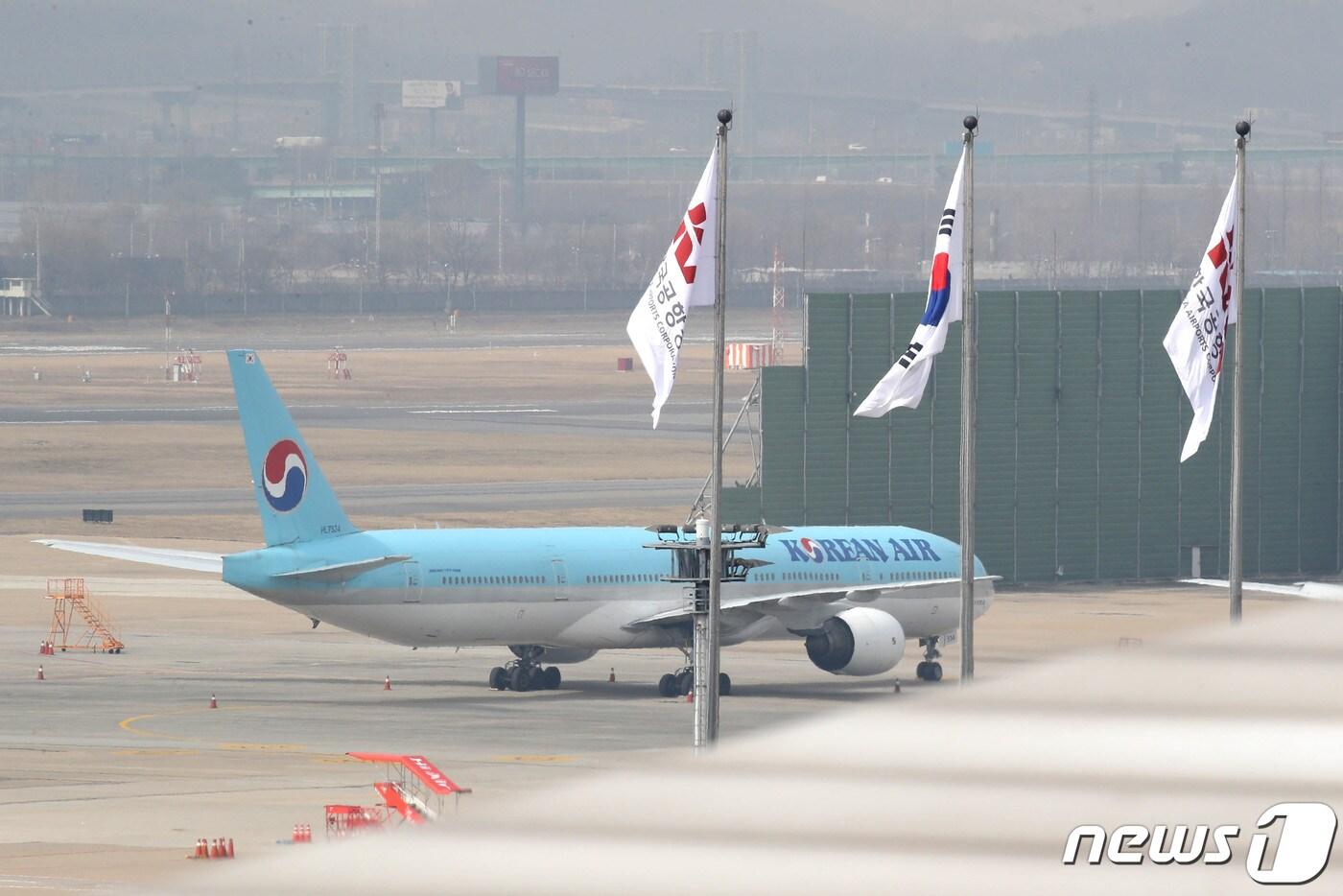 신종 코로나바이러스 감염증(코로나19) 국내 확산에 한국인 입국을 제한하는 국가 수가 늘면서 교역·투자 등 우리 경제 활동에도 비상이 걸렸다. 사진은 김포공항 계류장 모습.2020.3.9/뉴스1 ⓒ News1 이광호 기자