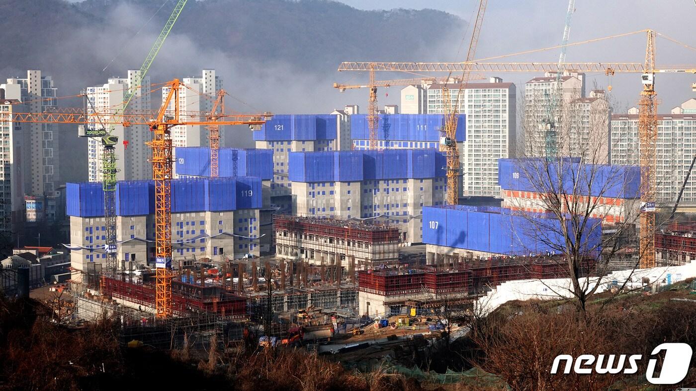 김해시가 코로나19로 인해 위축된 지역경제 회생의 돌파구를 건설사업에서 찾고 있다. 사진은 김해시 삼계동의 한 아파트 건설 현장.ⓒ 뉴스1