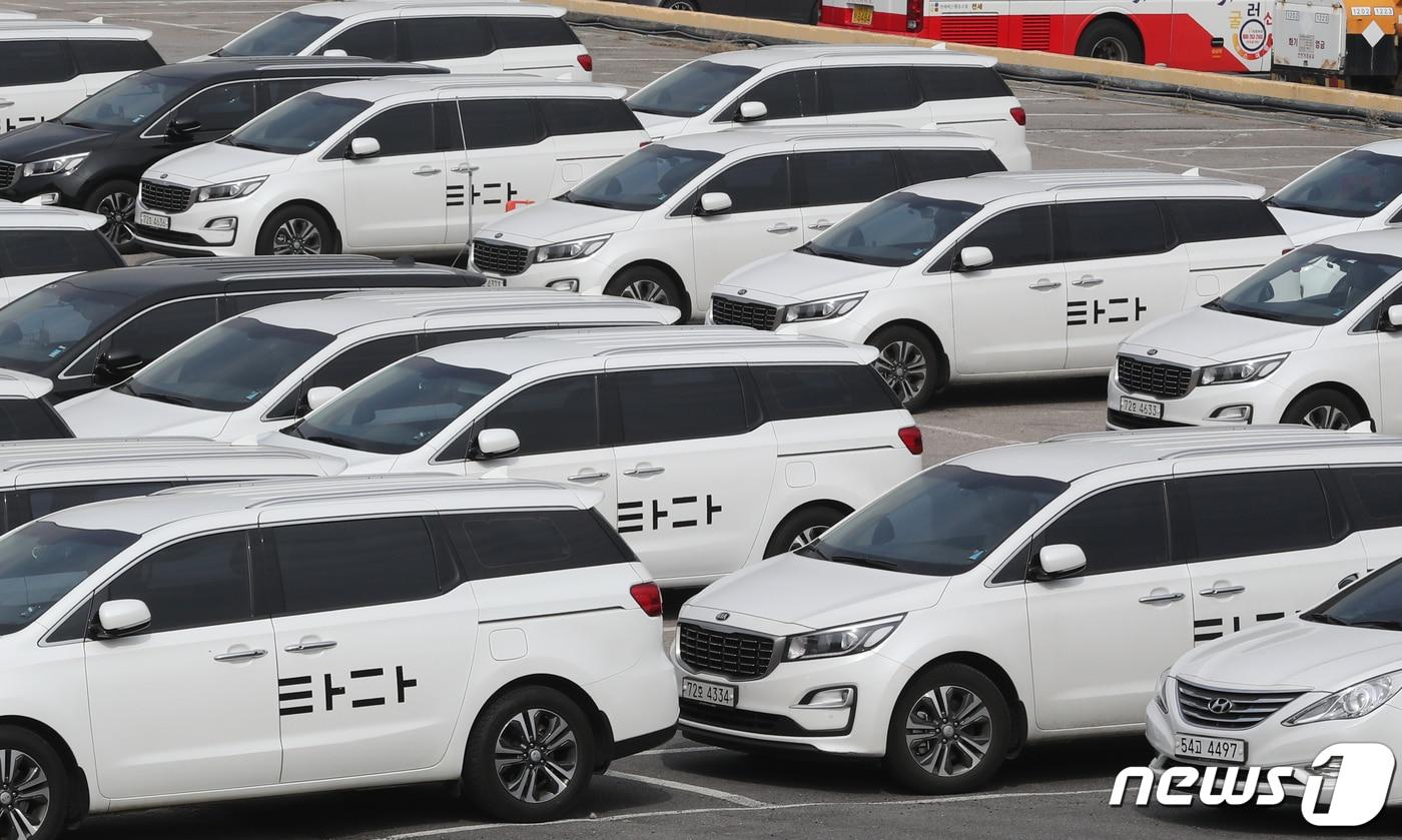 '타다금지법'으로 불리는 여객자동차운수사업법(여객법)개정안이 통과된 후 택시 중심의 모빌리티 시장 재편이 가속화되면서 카카오모빌리티의 시장 지배력이 공고해졌다는 지적이 나온다. 사진은 지난해 3월 '타다금지법'이 통과된 직후 서울 서초구의 한 차고지에 타다 차량이 주차된 모습. 2020.3.9/뉴스1 ⓒ News1 송원영 기자