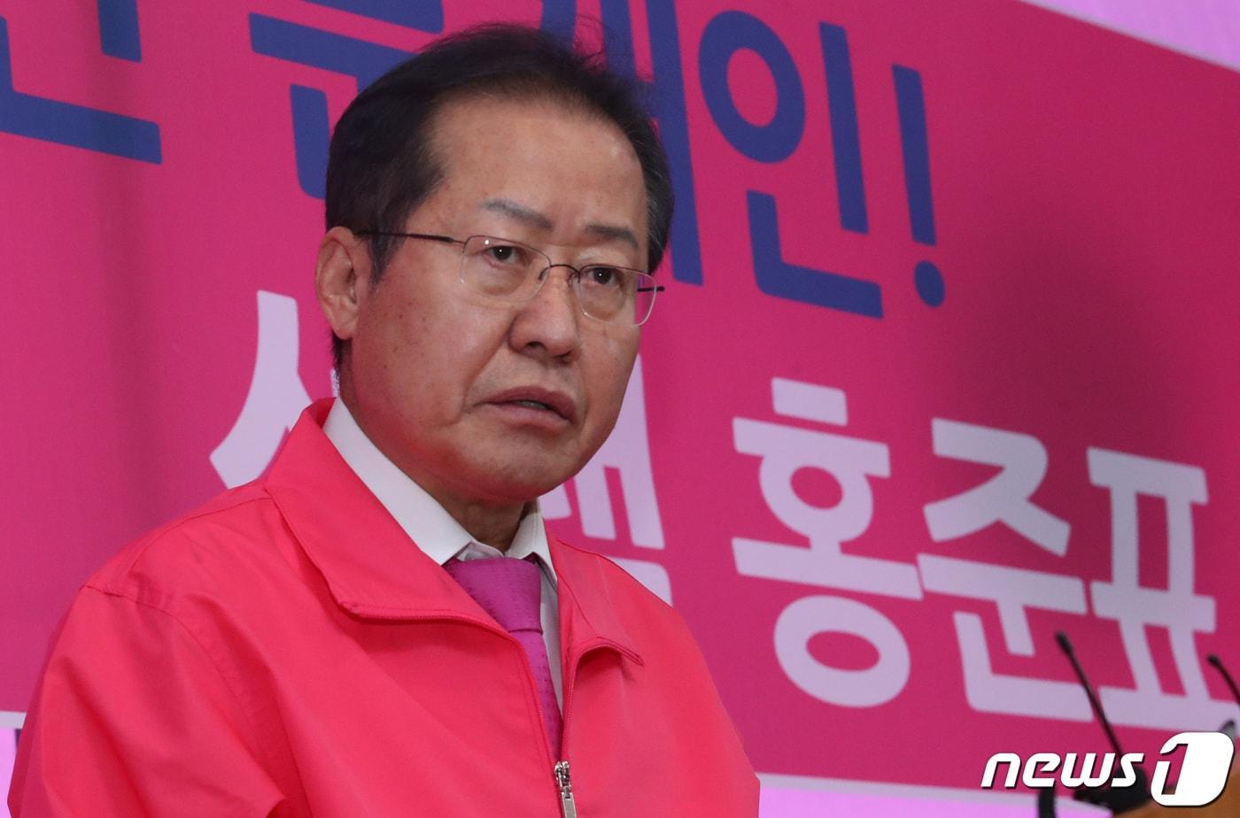 본문 이미지 - 홍준표 전 자유한국당 대표가 9일 오후 경남 양산시 선거사무소에서 기자회견을 열고 있다. 2020.3.9/뉴스1 ⓒ News1 여주연 기자