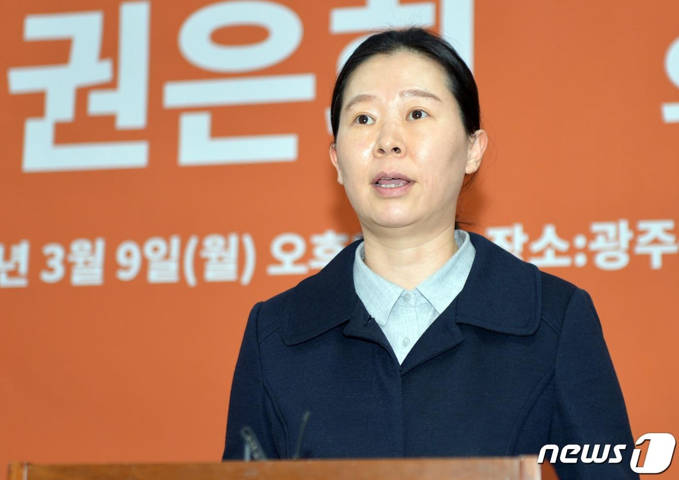 본문 이미지 - '돌아온 안철수' 곁에 머문 권은희 국민의당 의원이 9일 광주시의회 브리핑룸에서 기자회견을 열고 4.15총선에서 지역구인 광주 광산을 불출마를 선언하고 있다. 2020.3.9 /뉴스1 ⓒ News1 박준배 기자
