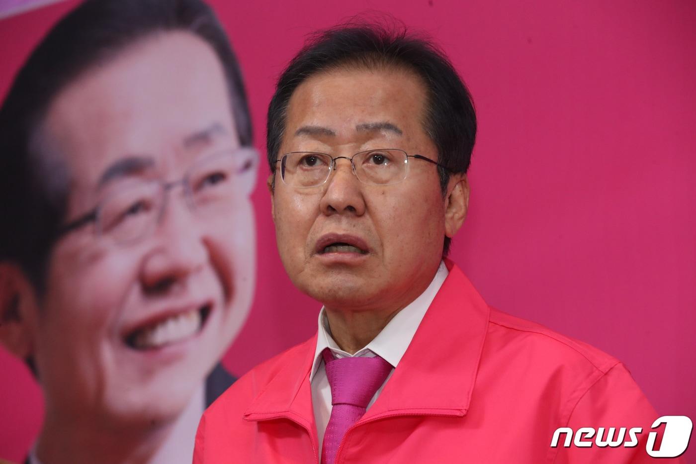 본문 이미지 - 홍준표 전 자유한국당 대표가 9일 오후 경남 양산시 선거사무소에서 기자회견을 열고 있다. 2020.3.9/뉴스1 ⓒ News1 여주연 기자