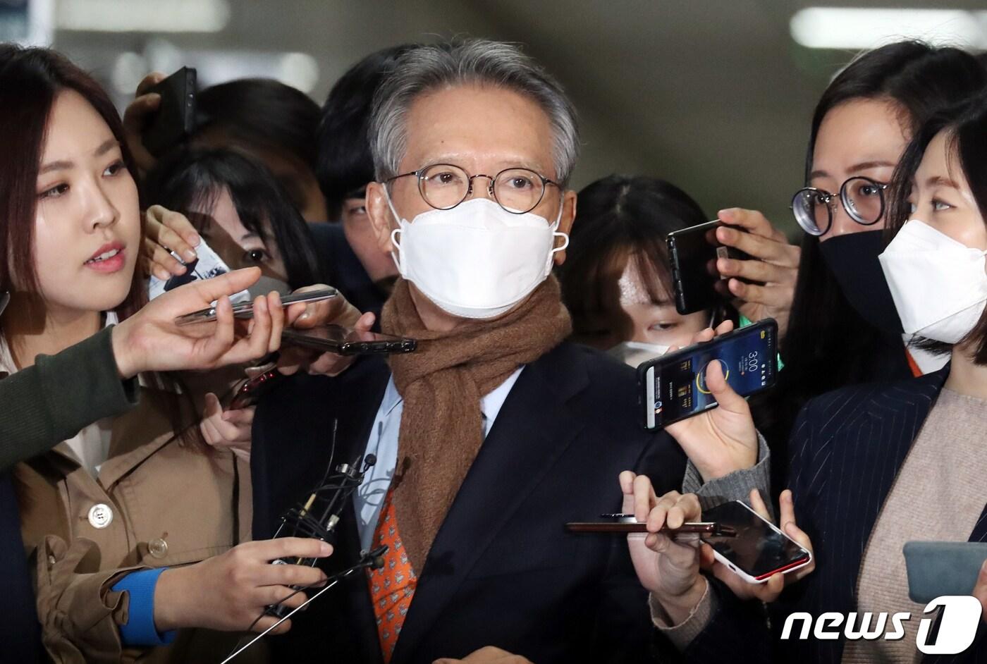 본문 이미지 - 김형오 미래통합당 공천관리위원장이 9일 서울 여의도 국회에서 열린 공천관리위원회 회의에 참석하며 취재진의 질문에 답변하고 있다. 2020.3.9/뉴스1 ⓒ News1 김명섭 기자