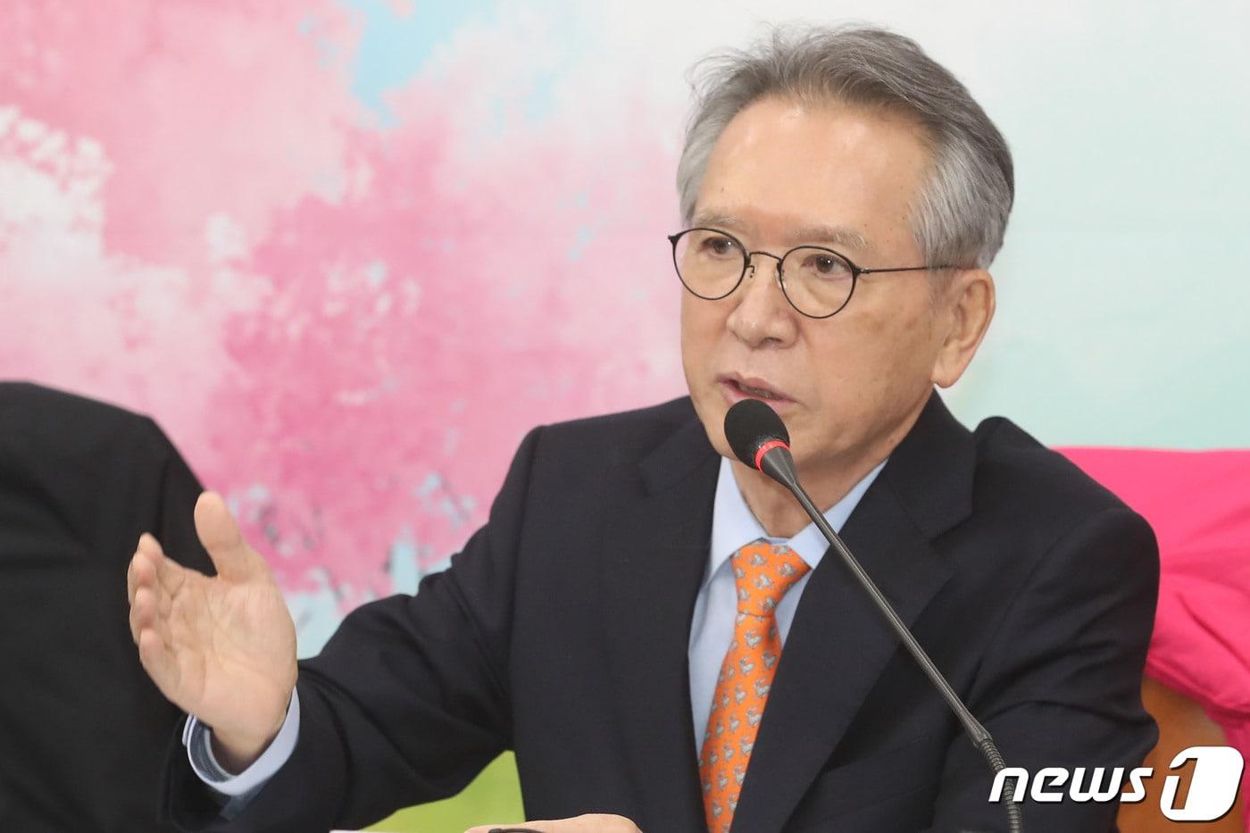 본문 이미지 - 김형오 미래통합당 공천관리위원장이 9일 오후 서울 여의도 국회에서 경기·충청 일부 지역 공천 심사 결과를 발표하고 있다. 2020.3.9/뉴스1 ⓒ News1 임세영 기자