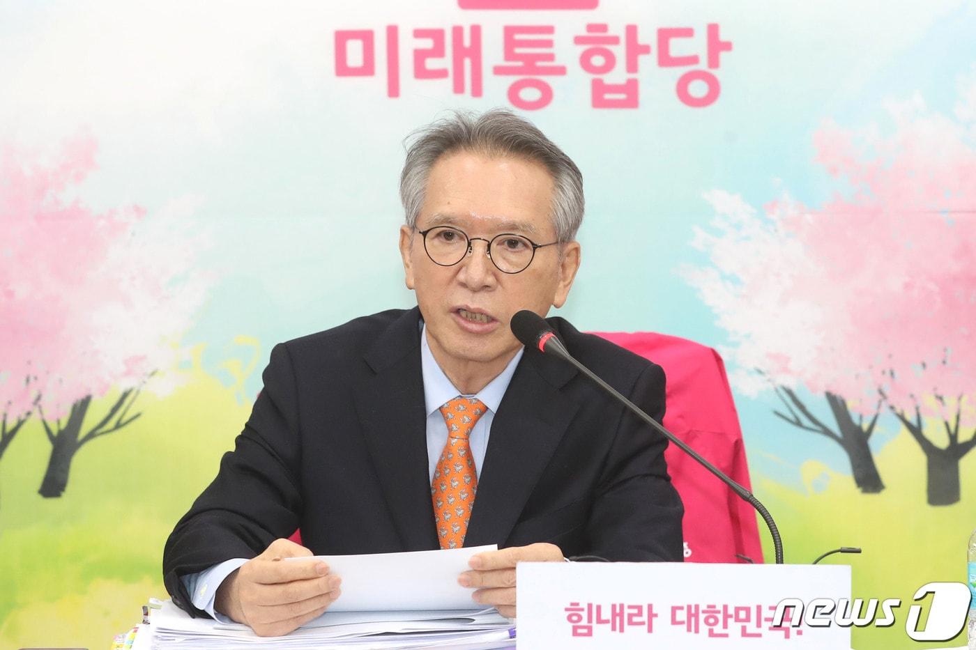본문 이미지 - 김형오 미래통합당 공천관리위원장이 9일 오후 서울 여의도 국회에서 경기·충청 일부 지역 공천 심사 결과를 발표하고 있다. 바른미래당에서 미래통합당으로 옮긴 이찬열 의원(경기 수원갑)이 제21대 총선 공천을 신청했다가 컷오프(공천배제)됐다. 이 의원이 공천을 신청한 수원갑에는 이창성 전 당협위원장을 단수추천했다. 2020.3.9/뉴스1 ⓒ News1 임세영 기자