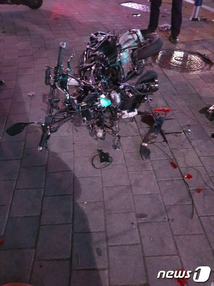 본문 이미지 - 대전 동구의 한 네거리에서 훔친 렌터카를 몰던 10대 청소년 8명이 경찰 검문에 걸리자 뒤에 있던 택시를 들이받고 중앙선을 넘어 도주하면서 오토바이와 충돌했다. (독자 송영훈씨 제공) ⓒ 뉴스1