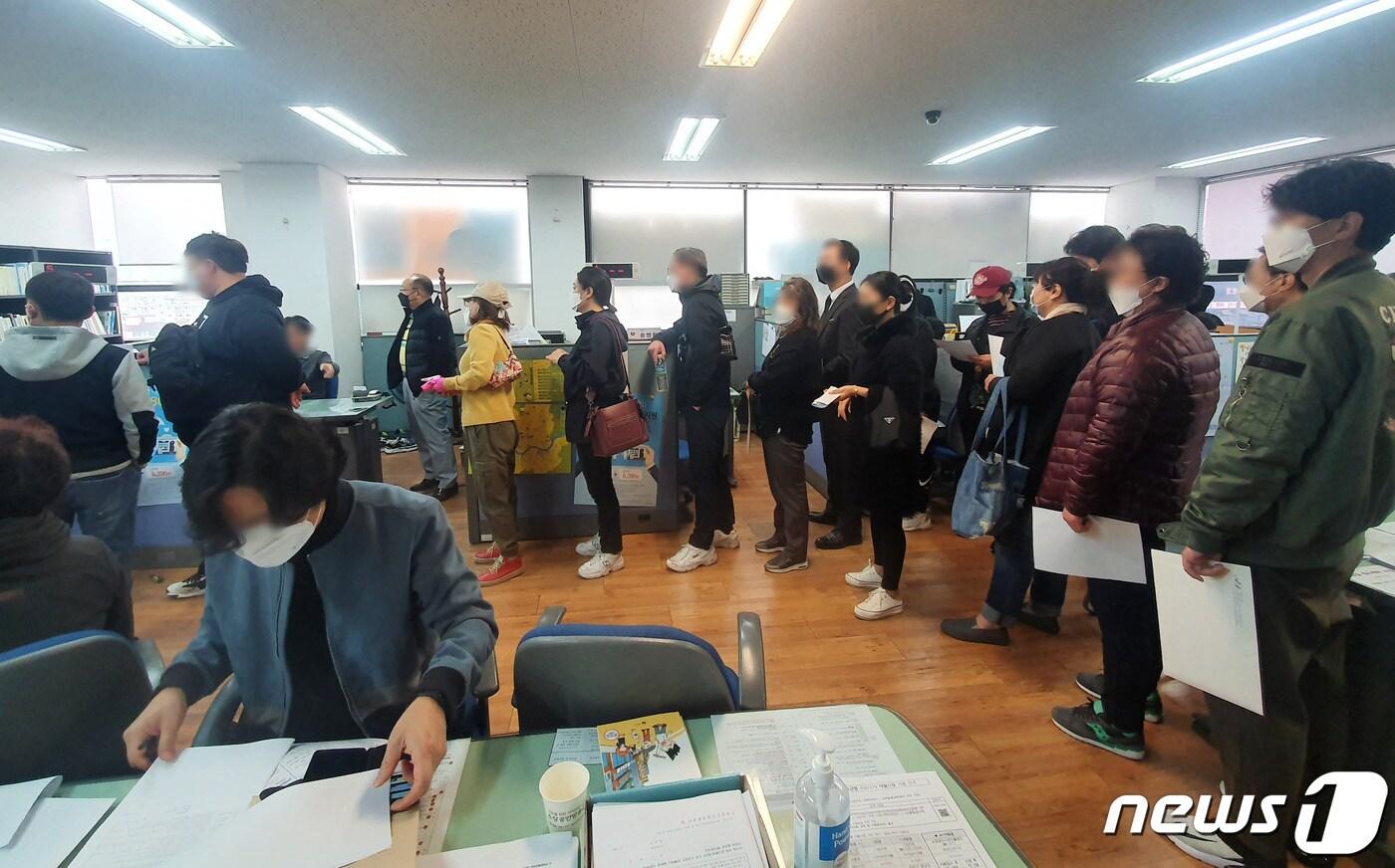 본문 이미지 - 자금난에 빠진 중소기업과 소상공인을 상대로 초저금리 대출이 시행된 1일 오전 서울 강북구 소상공인시장진흥공단 서울북부지원센터에서 소상공인들이 긴급대출을 받기 위해 줄을 서고 있다. 중기부와 소상공인시장진흥공단은 소진공 방문으로 신청부터 대출까지 원스톱으로 지원한다. 대출기간은 5년(2년거치 3년상환), 대출금리는 1.5%를 적용한다. 2020.4.1/뉴스1 ⓒ News1 조현기 기자,김정근 기자