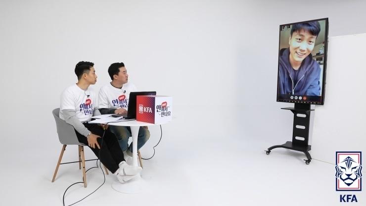 본문 이미지 - 코로나19 여파로 축구 경기가 모두 중단됐다. 하지만 선수들은 온라인으로 팬들과 소통하고 있다. 사진은 KFA가 진행하고 있는 '당분간 안에서 만나요' 팬미팅 장면 (KFA 제공) ⓒ 뉴스1