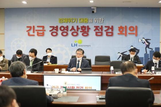 본문 이미지 - 한국토지주택공사(LH)는 지난달 31일 진주 소재 본사에서 코로나19 경제위기의 선제적 대응을 위한 긴급 경영상황 점검회의를 개최했다고 1일 밝혔다. 사진은 회의 전경/ 제공ⓒ 뉴스1