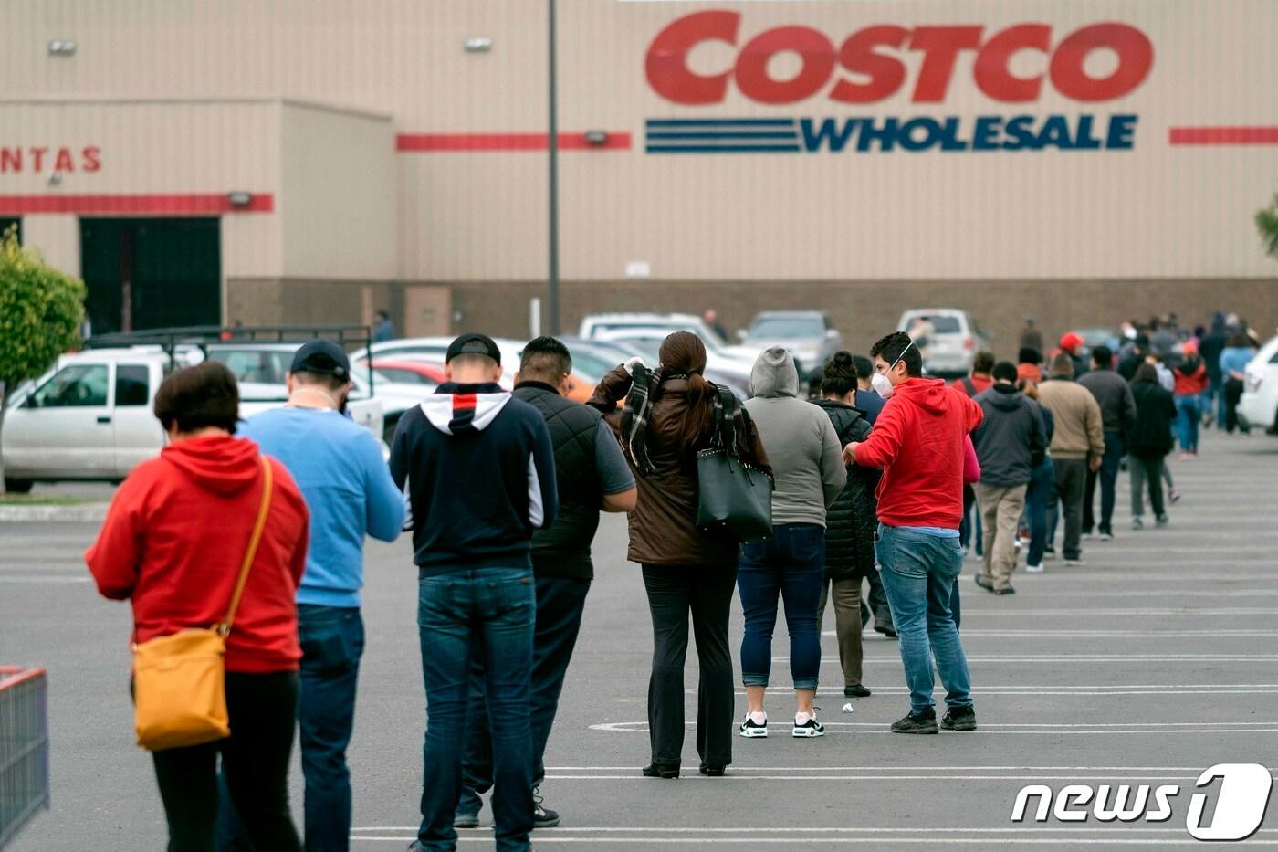 멕시코 티후아나의 코스트코 매장 앞에 시민들이 길게 줄을 서 있다. ⓒ AFP=뉴스1 ⓒ News1 우동명 기자