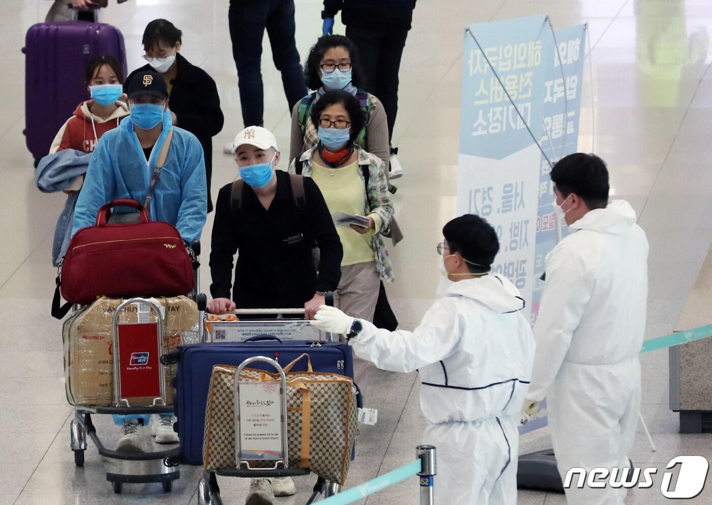1일 인천국제공항 제1여객터미널에서 신종 코로나바이러스 감염증(코로나19) 무증상 입국자들이 관계자들로 부터 안내를 받고 있다. 2020.4.1/뉴스1 ⓒ News1 송원영 기자