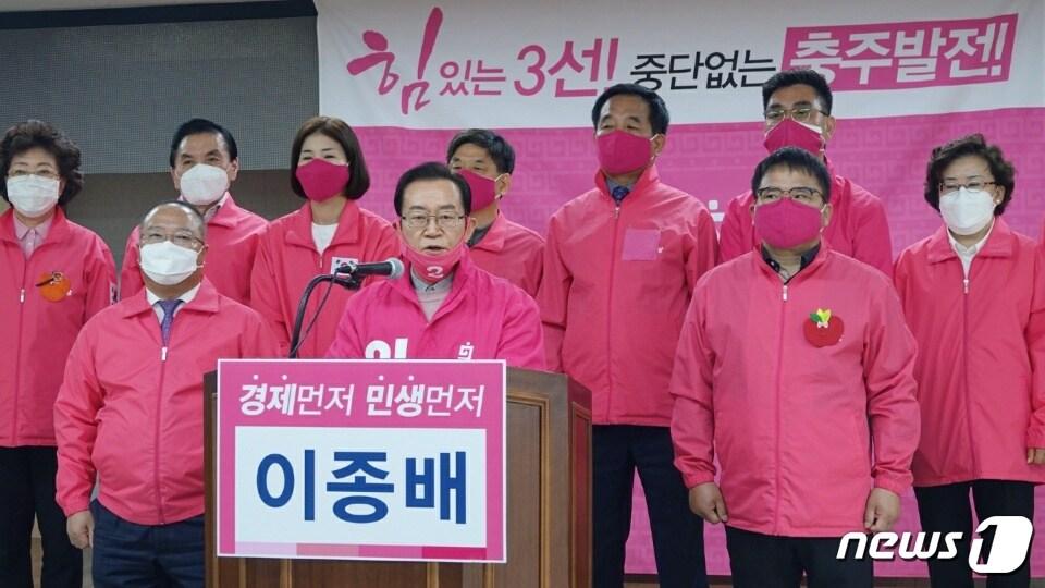 본문 이미지 - 지난 1일 통합당 이종배 후보가 충주시청에서 상급 종합병원 유치하겠다고 공약하고 있다.2020.4.1/ⓒ 뉴스1
