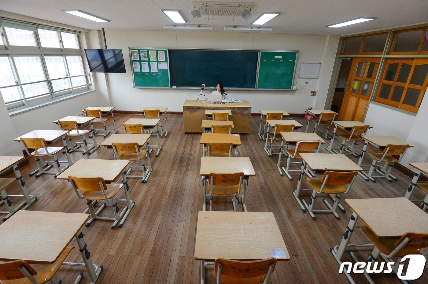 1일 오전 광주 북구 지산중학교에서 한 중3 담임교사가 휴대전화 앱의 실시간 방송 기능을 활용해 학급 조회를 하고 있다. 2020.4.1 /뉴스1 ⓒ News1 한산 기자