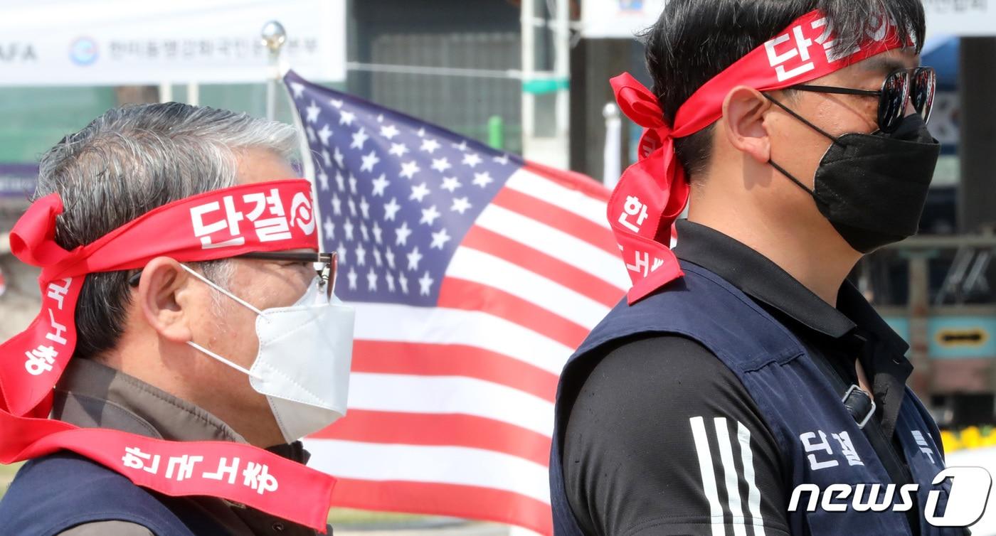 1일 오후 경기도 평택 캠프 험프리스 정문 앞에서 전국주한미군한국인노동조합 회원들이 강제 무급휴직 규탄 기자회견을 하고 있다. 한미 방위비 분담금협정 체결 지연으로 주한미군 소속 한국인 근로자 4천여 명은 이날부터 무급휴직에 들어갔다. 2020.4.1/뉴스1 ⓒ News1 조태형 기자