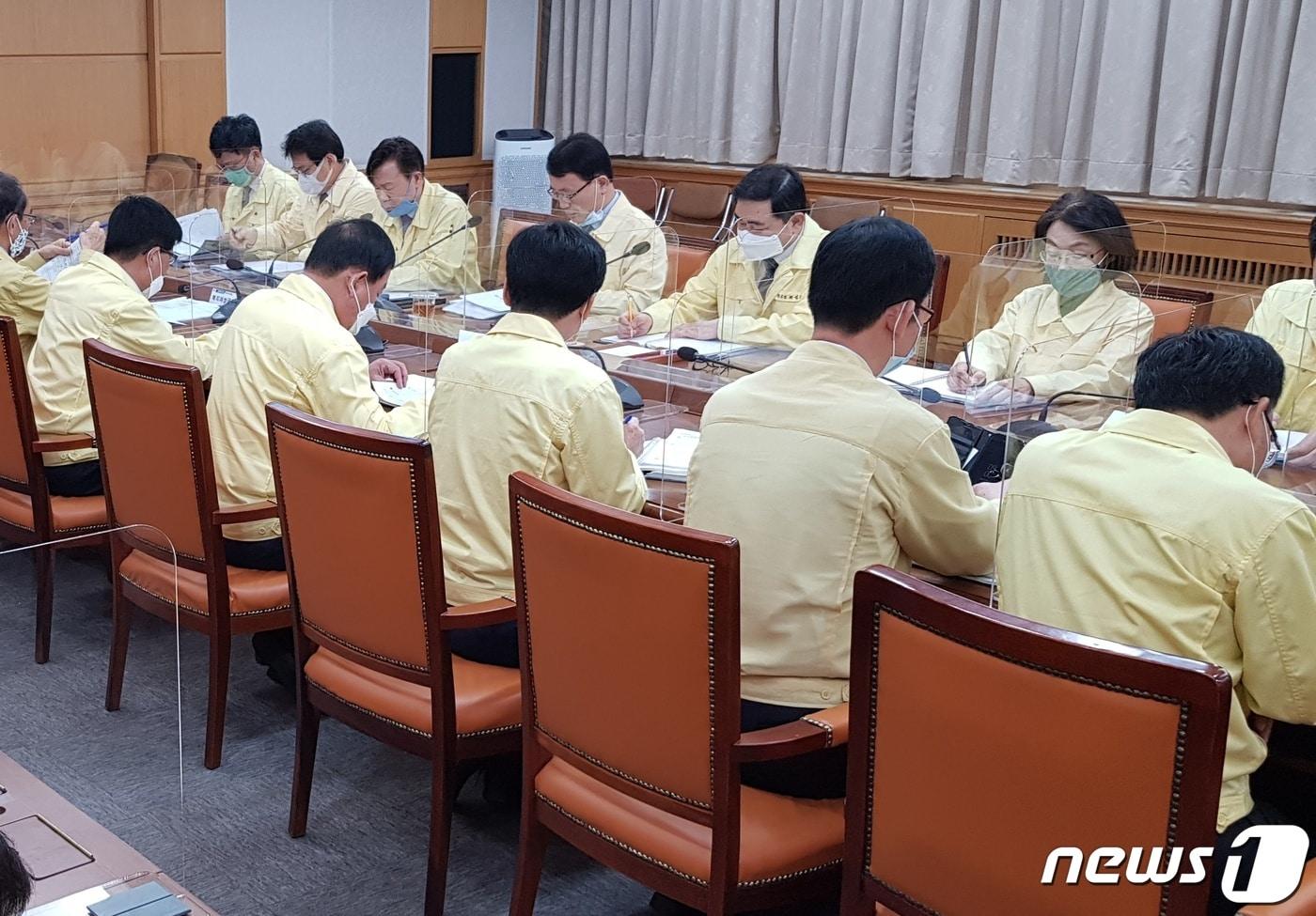 본문 이미지 - 1일 창원시청 시정회의실에서 허성무 시장 주재로 2020년도 제4차 관광전략회의가 열리고 있다(창원시 제공)ⓒ 뉴스1