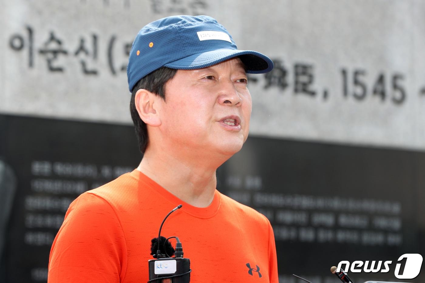 본문 이미지 - 안철수 국민의당 대표가 지난 1일 오후 전남 여수 이순신광장에서 '희망과 통합의 달리기'를 시작하기 앞서 정견을 밝히고 있다. 안 대표는 이날 여수를 시작으로 수도권까지 하루 20~30㎞를 뛰는 등 총 400㎞ 국토 종주를 하며 국민의 의견을 청취할 계획이다. 2020.4.1/뉴스1 ⓒ News1 황희규 기자