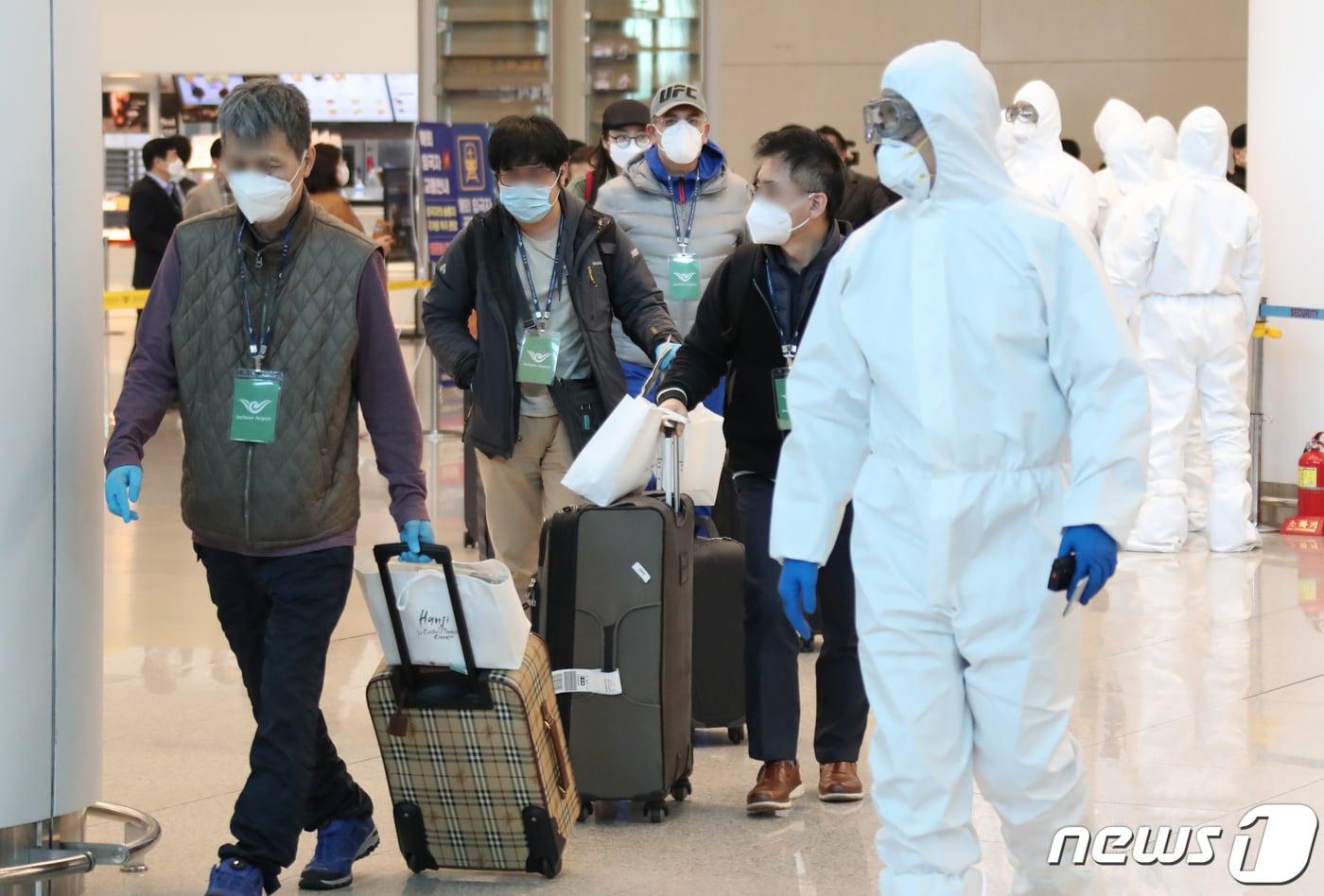신종 코로나바이러스 감염증(코로나19) 확산에 따라 이동금지령이 내려진 이탈리아 내 교민들이 1일 이탈리아 밀라노를 출발해 임시 항공편을 통해 인천국제공항 제2여객터미널을 통해 입국하고 있다. 2020.4.1/뉴스1 ⓒ News1 송원영 기자