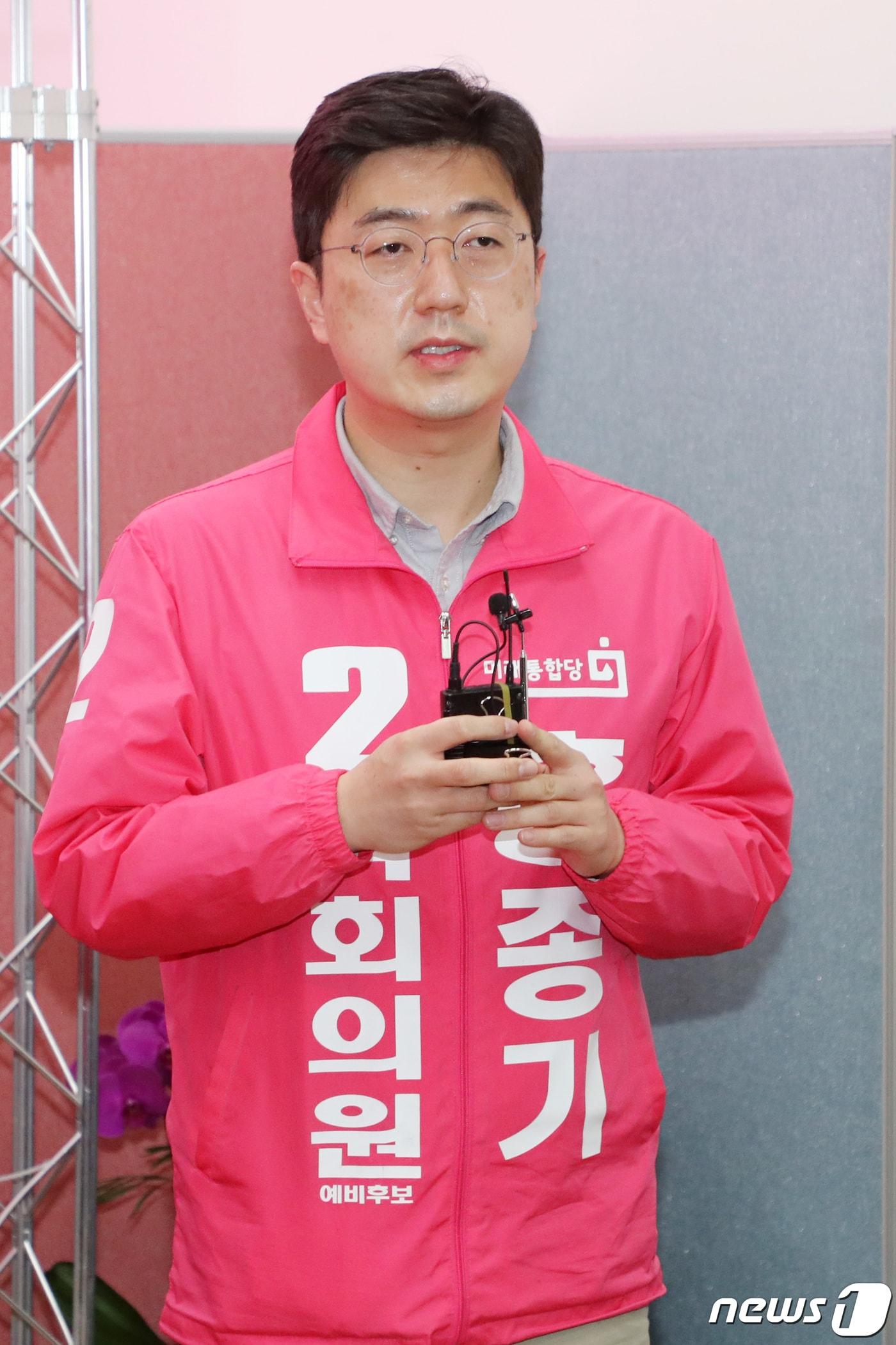 본문 이미지 -  2020년 총선에서 미래통합당 경기 수원정 후보로 출마한 홍종기 변호사 모습 ⓒ 뉴스1