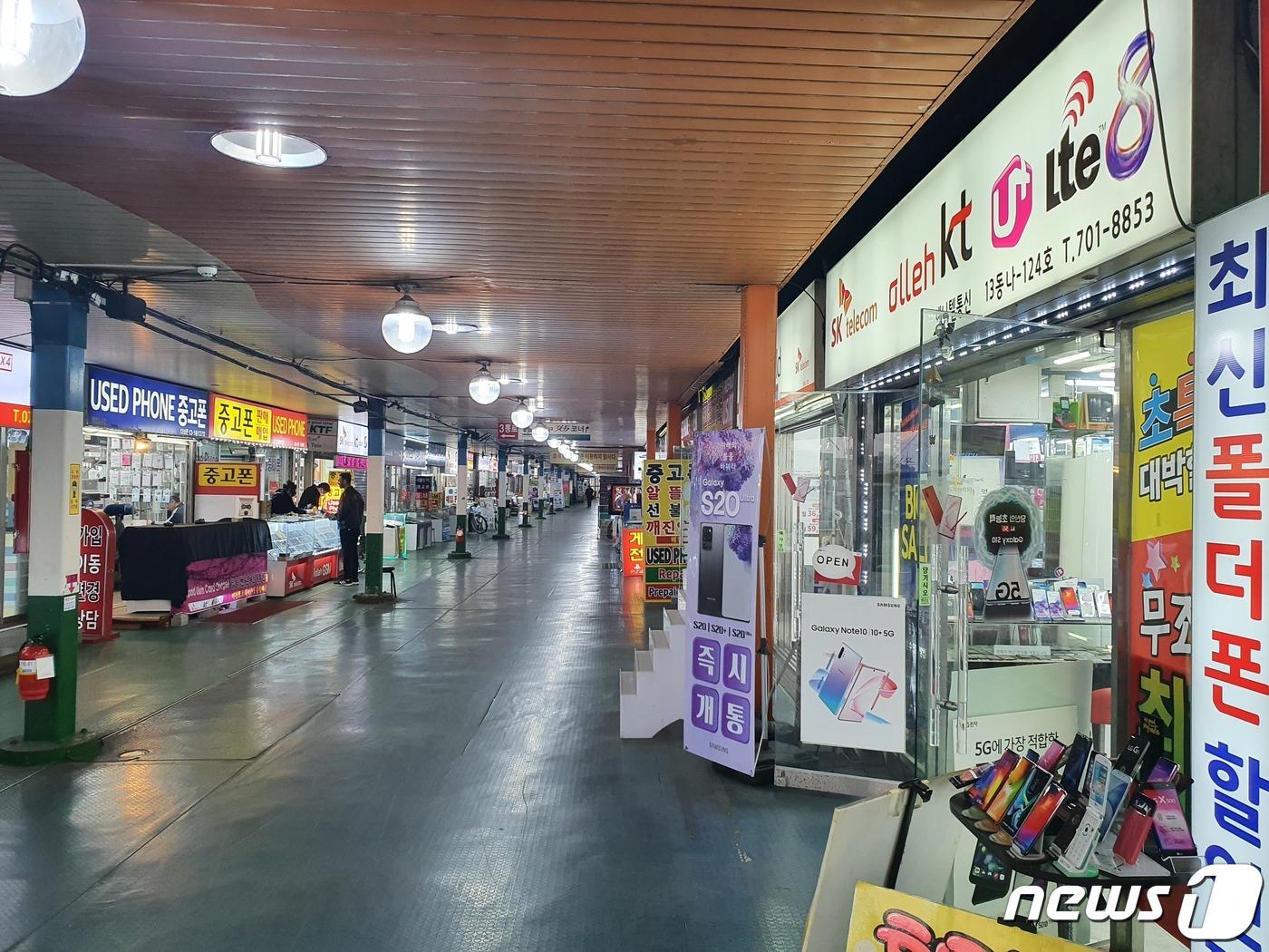 본문 이미지 - 코로나19 확산 이후 소비 심리의 위축과 개학·개강이 미뤄지면서 ‘신학기 특수’가 사라져 용산전자상가 내 매장 방문객이 감소했다.ⓒ 뉴스1