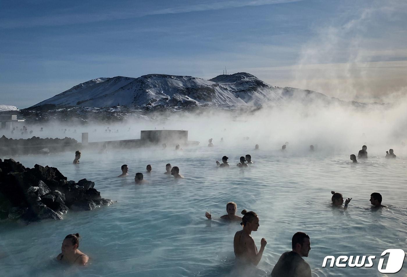 온천욕을 즐기는 아이슬란드 사람들. &#40;자료사진&#41;ⓒ 로이터=뉴스1