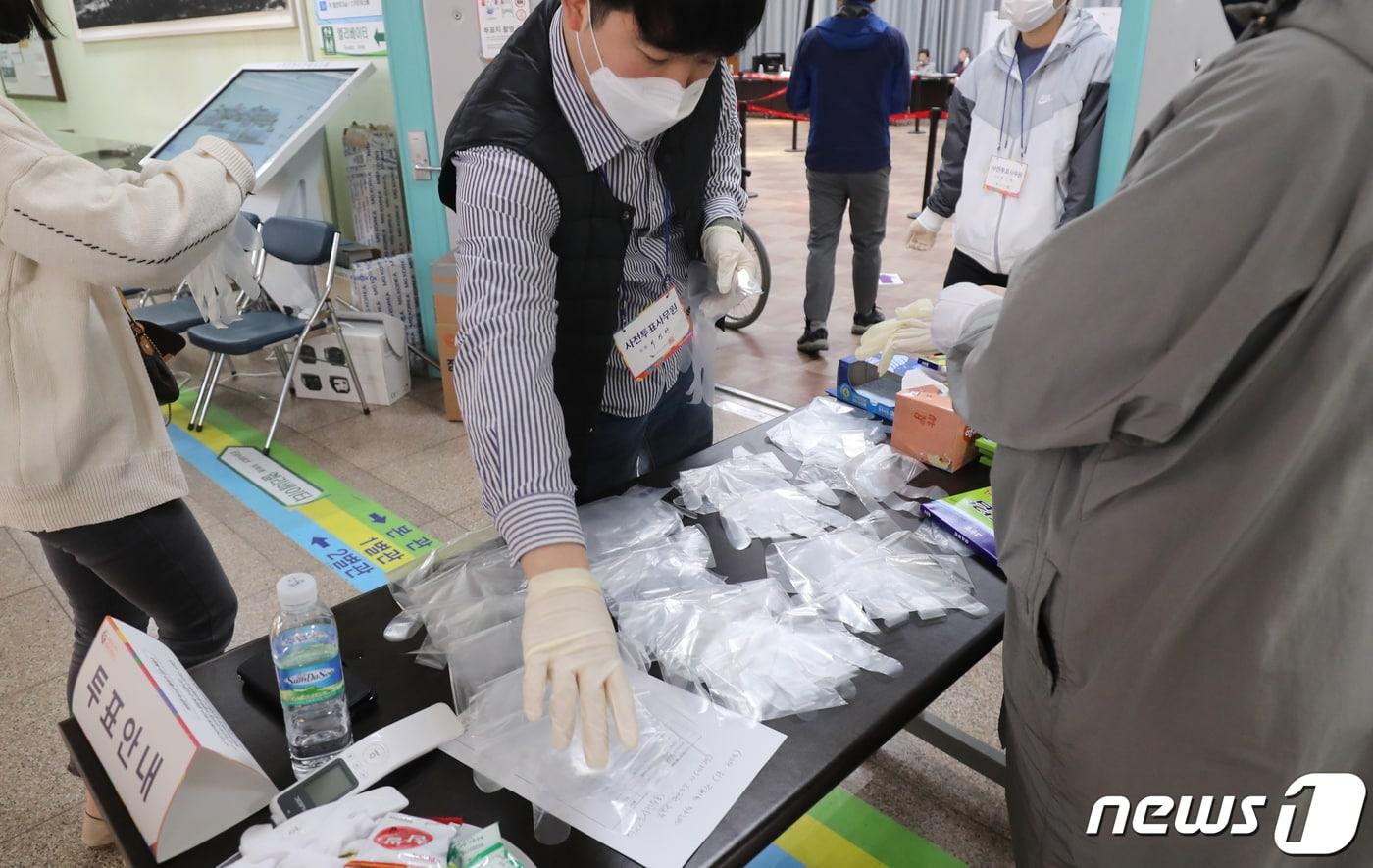 본문 이미지 - 제21대 국회의원 선거 사전투표 첫날인 10일 오전 제주시청에 마련된 이도2동 사전투표소에서 관계자들이 안내소를 정리하고 있다.2020.4.10/뉴스1 ⓒ News1 오현지 기자