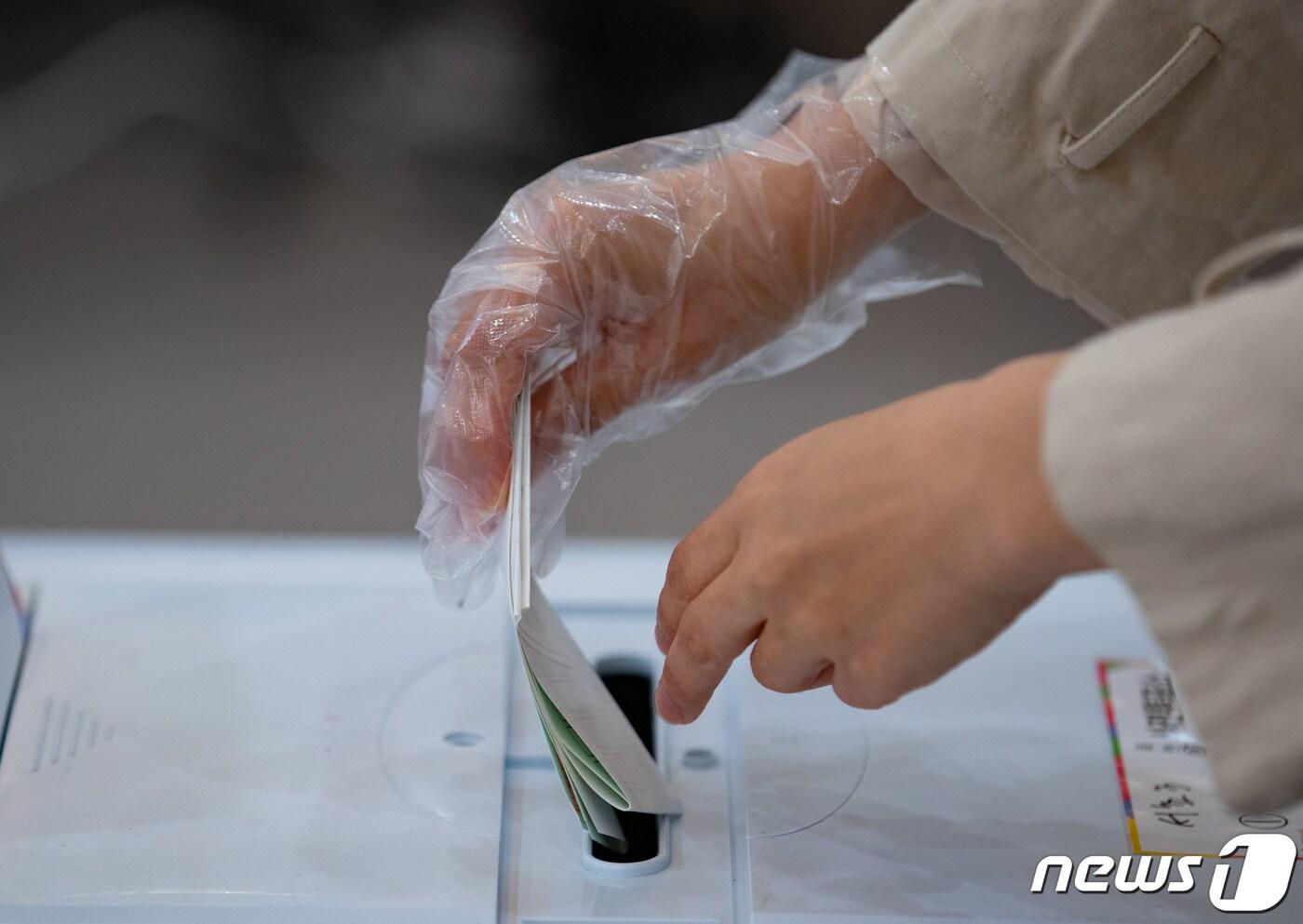 본문 이미지 - 제21대 국회의원선거 사전투표 첫 날인 10일 오전 서울 서초구 서울고등학교에 마련된 사전투표소에서 시민들이 투표함에 투표용지를 넣고 있다 2020.4.10/뉴스1 ⓒ News1 이재명 기자