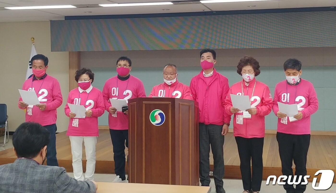 본문 이미지 - 10일 미래통합당 소속 충주시의회 의원들이 충주시청에서 기자회견을 열고 더불어민주당 김경욱 후보가 기자에게 식사를 제공하고 폭행사건 합의에 관여했다는 의혹을 제기하고 있다.2020.4.10/ⓒ 뉴스1
