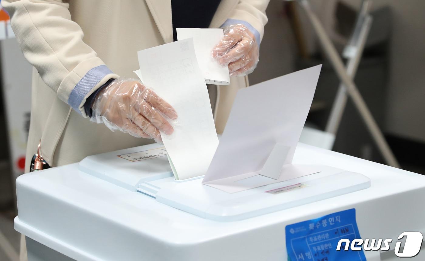본문 이미지 - 지난해 열린 제21대 국회의원 선거 당시 투표소에서 투표를 하고 있는 부산 유권자의 모습. ⓒ News1 DB