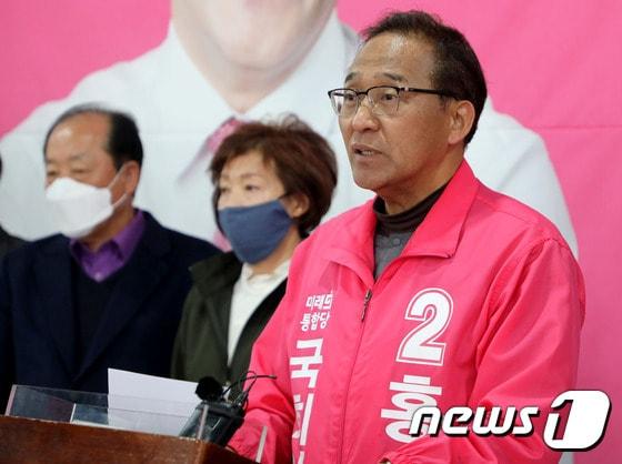 본문 이미지 - 강릉선거구 보수 통합당 홍윤식 후보가 무소속 최명희 후보에게 ‘야권 단일화’를 공식적으로 제안했다. 기자회견하는 홍윤식 후보. News1 DB