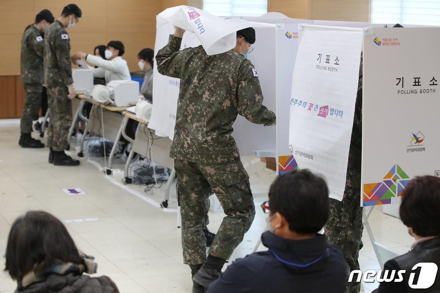 본문 이미지 - 총선 사전투표가 시작된 2020년 4월 10일 오전 대구 수성구 만촌1동 행정복지센터에 마련된 사전투표소에서 군 장병들이 투표에 참여하고 있다. 2020.4.10/뉴스1 ⓒ News1 