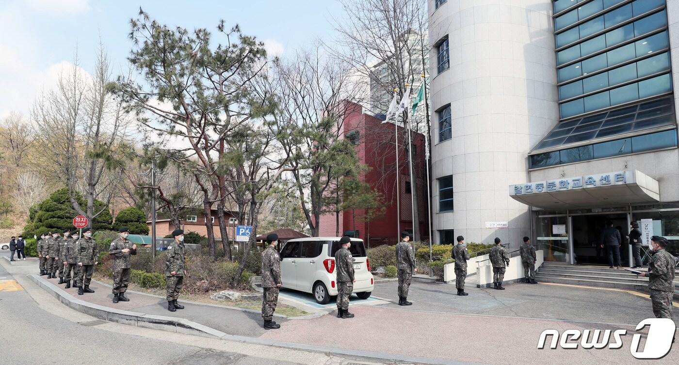 본문 이미지 - 제21대 국회의원선거 사전 투표가 시작된 10일 경기도 과천시 갈현동 문화교육센터에 마련된 사전투표소를 찾은 수도방위사령부와 국군통신사령부 장병들이 투표를 하기 위해 거리를 두며 길게 줄 서 있다. (국방일보 제공) 2020.4.10/뉴스1