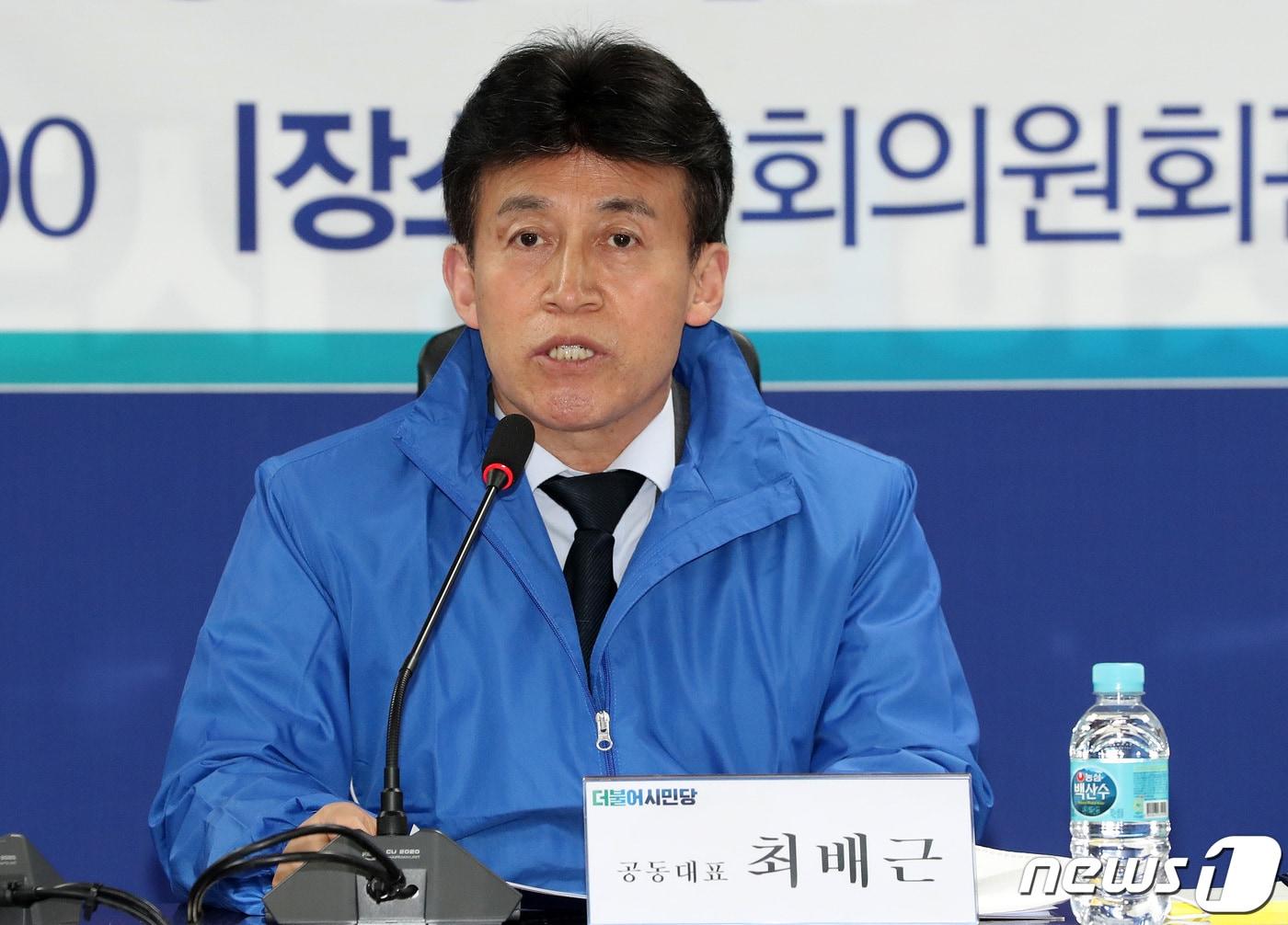 본문 이미지 - 최배근 더불어시민당 공동대표가 10일 오후 서울 여의도 국회 의원회관에서 열린 더불어시민당·다문화단체 정책협약식에서 인사말을 하고 있다. 2020.4.10/뉴스1 ⓒ News1 박세연 기자