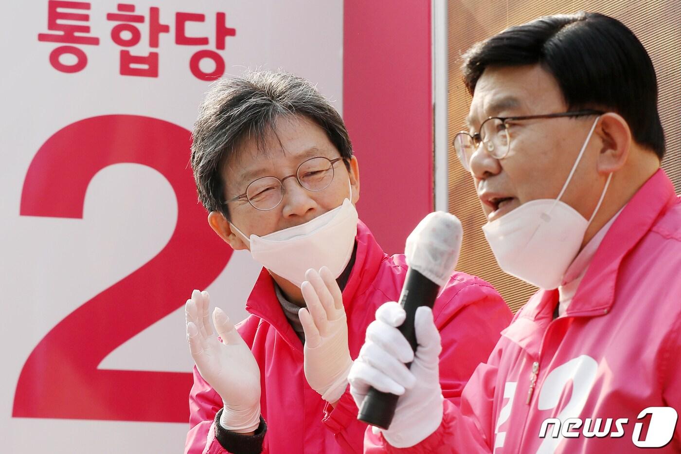 본문 이미지 - 유승민 미래통합당 의원이 10일 오후 서울 마포구 망원시장과 월드컵시장이 만나는 교차점에서 열린 김성동 미래통합당 마포을 후보자 현장유세를 찾아 김 후보자를 응원하고 있다. 2020.4.10/뉴스1 ⓒ News1 민경석 기자