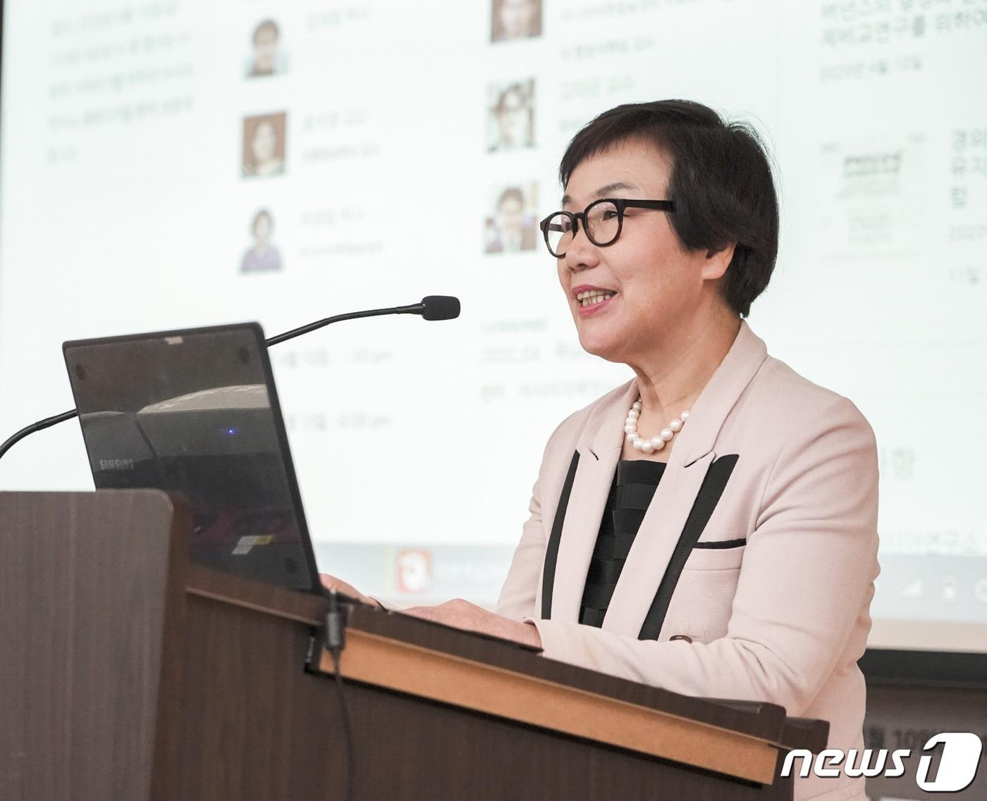 본문 이미지 - 이미경 전 코이카 이사장이 지난해 4월 10일 서울대에서 개최한 '코로나19 시대, 재난 거버넌스의 형성과 전망'에서 인사말을 하고 있다. (코이카 사진제공) 2020.4.10/뉴스1