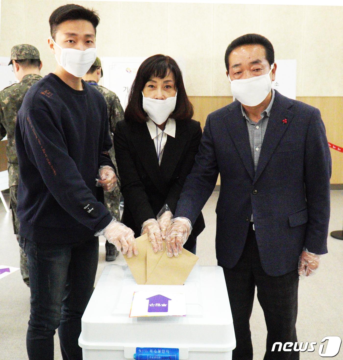 본문 이미지 - 원경환 더불어민주당 후보(강원 홍천·횡성·영월·평창 선거구)가 사전투표 첫날인 10일 강원 횡성군 횡성읍복지센터 투표장에서 부인, 아들과 함께 사전투표를 하고 있다. (원경환 후보 선거사무실 제공) 2020.4.10/뉴스1 ⓒ News1 