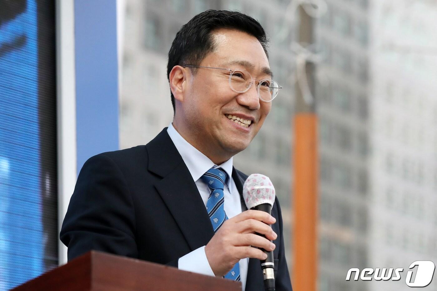 본문 이미지 - 양정철 민주연구원장이 10일 오후 서울 구로구 1호선 오류동역 앞에서 열린 이인영 더불어민주당 구로갑 후보의 현장유세를 찾아 유권자들에게 지지를 호소하고 있다. 2020.4.10/뉴스1 ⓒ News1 민경석 기자