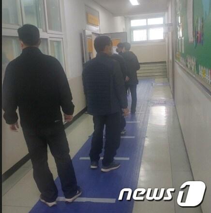 본문 이미지 - 대전 유성구 진잠초등학교에 마련된 사전투표소에서 유권자들이 1m 거리를 두고 대기하고 있다. /ⓒ 뉴스1