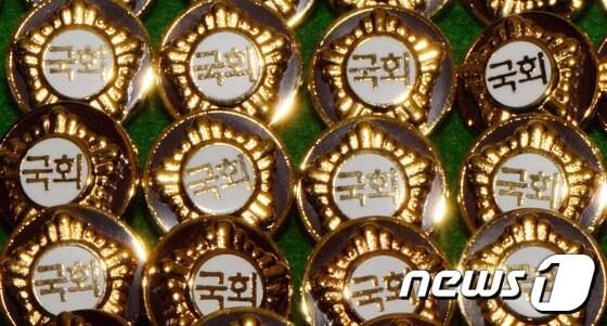 본문 이미지 - 11일 4·15 총선을 4일 앞두고 충북 충주선거구에서 지지자들간 SNS 네거티브전이 펼쳐지고 있다.2020.04.11/ ⓒ 뉴스1