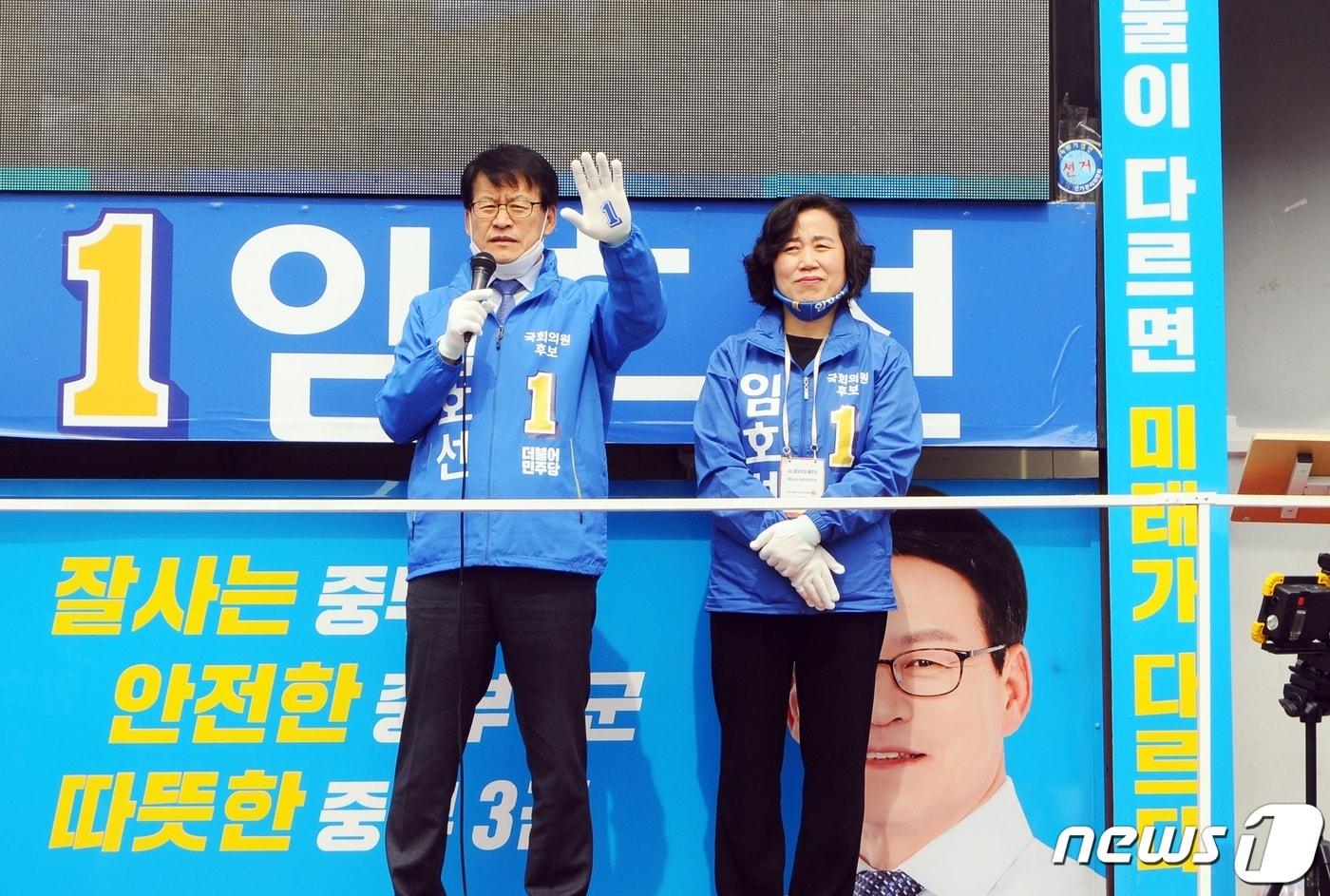 본문 이미지 - 충북 중부3군 더불어민주당 임호선 후보가 11일 증평 장날 부인 이경혜씨와 지지를 호소하고 있다.2020.4.11ⓒ 뉴스1